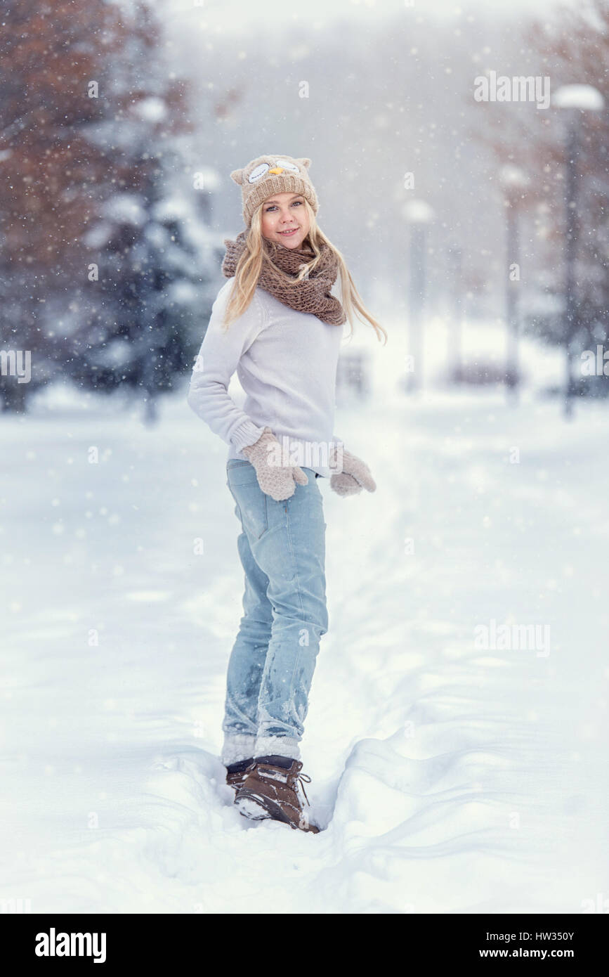Mujer Joven Ropa De Invierno Caminar Nieve Frío Vacaciones Estilo De Vida  Fotos, retratos, imágenes y fotografía de archivo libres de derecho. Image  181898754