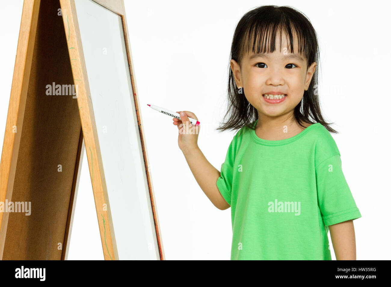 Feliz Linda Nina Nino Chino Asiatico Dibujo O Escritura Con Rotulador En Una Pizarra En Blanco En Casa Guarderia Preescolar O Kindergarten En La Llanura De W Fotografia De Stock Alamy