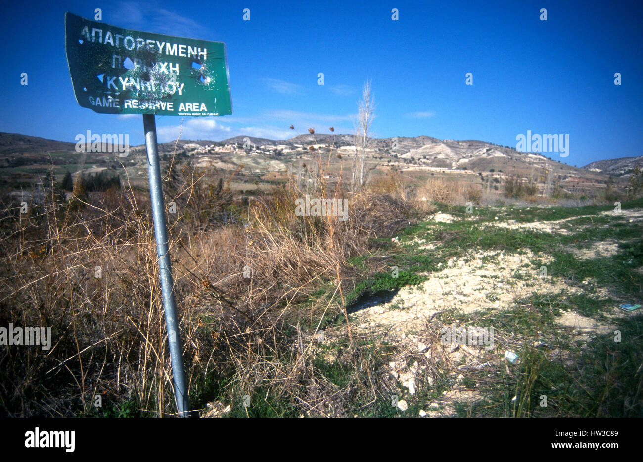 Chipre. Cazadores juego shoot 'Área de Reserva signo' lleno de agujeros. Las aves canoras ¡ten cuidado! Foto de stock