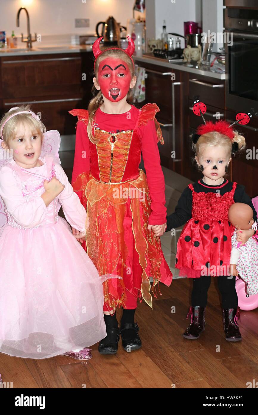 Tres niñas niños vestidos de hadas, Diablo y mariquita disfraces  disfrazados en Halloween, pintura de cara Fotografía de stock - Alamy