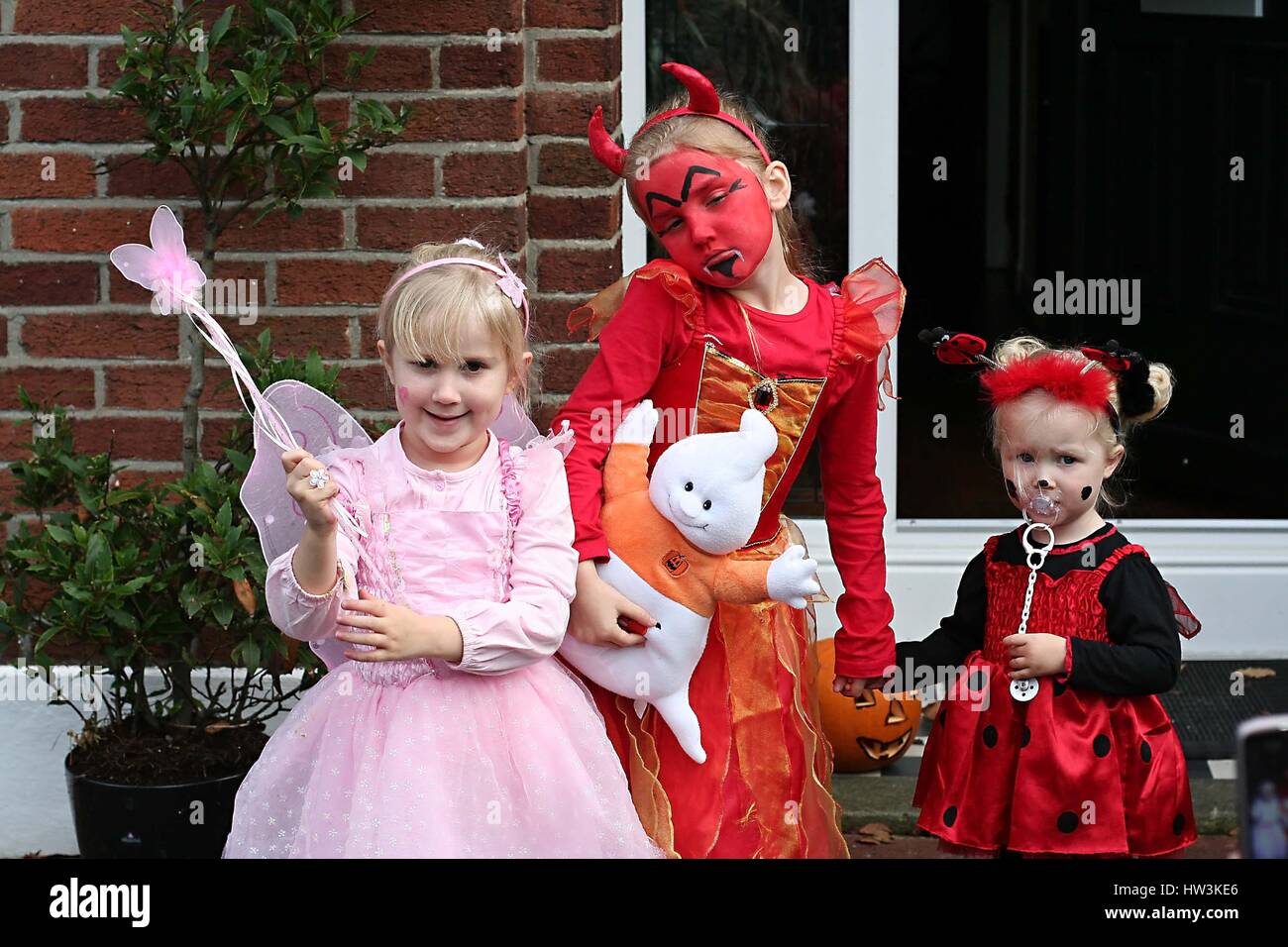 Tres niñas niños vestidos de hadas, Diablo y mariquita disfraces  disfrazados en Halloween, la familia en Fancy Dress Fotografía de stock -  Alamy