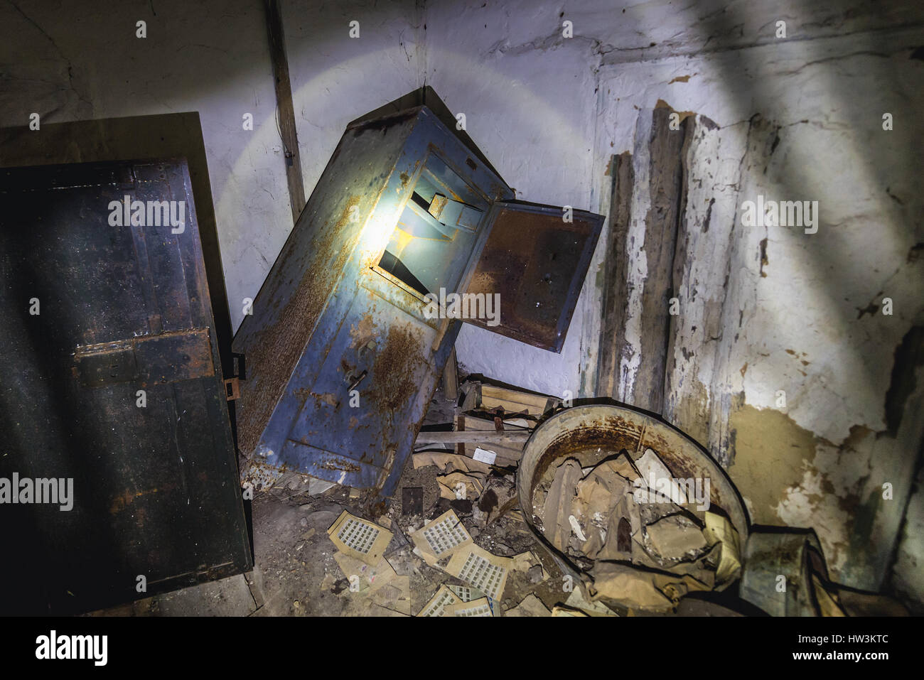 Antigua caja fuerte en la oficina de correos de Krasne aldeas abandonadas  de planta de energía nuclear de Chernobyl, zona de alienación alrededor del  reactor nuclear, Ucrania ante desastres Fotografía de stock -