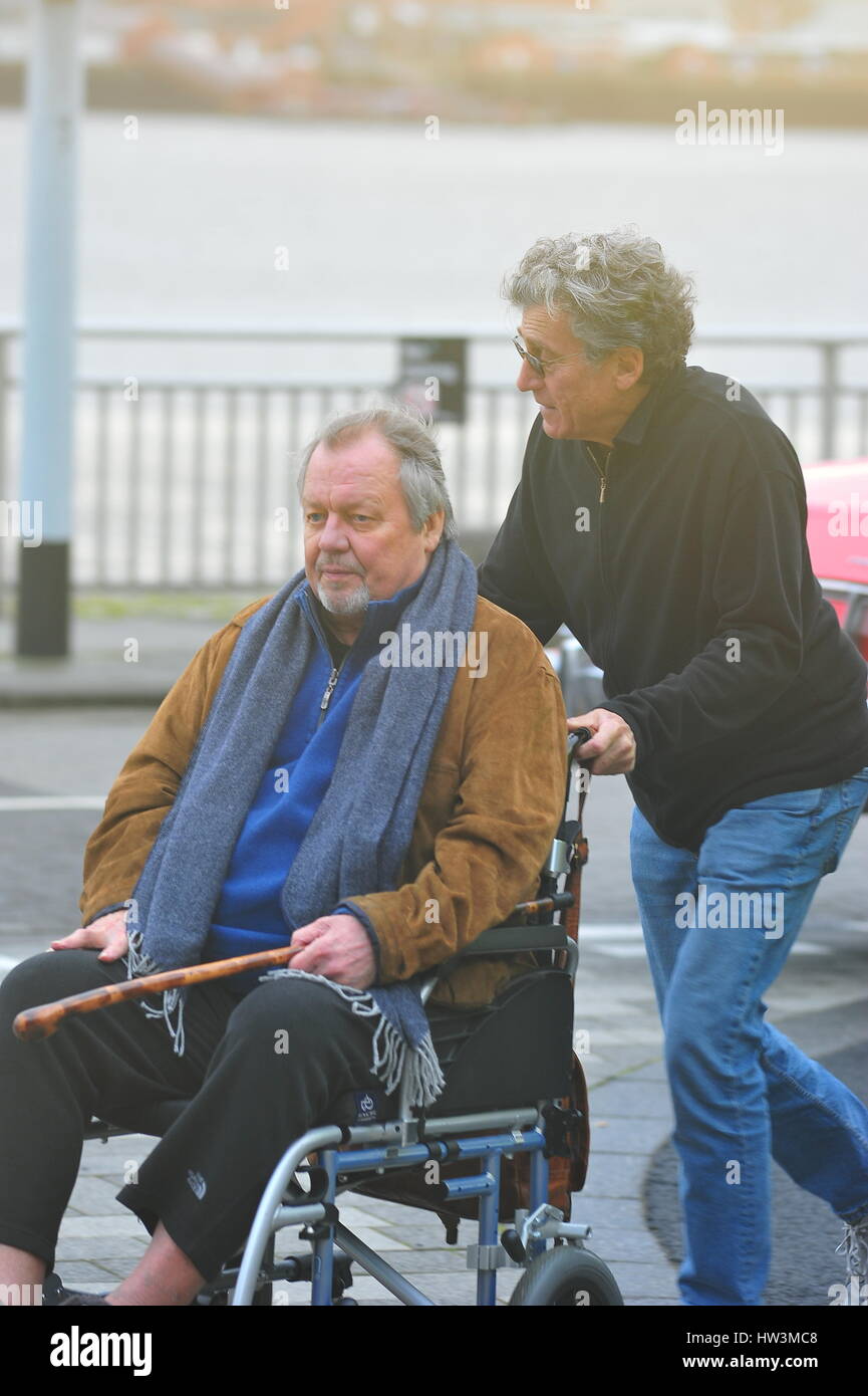 Paul Michael Glaser empuja su ex Starsky y Hutch co-estrella David Soul en  una silla de ruedas en el MCM Comicon de Liverpool Fotografía de stock -  Alamy