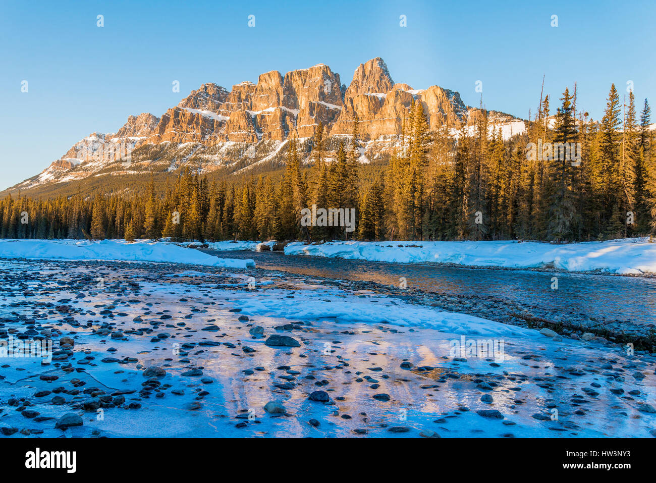 Castle Mountain y el río Bow en invierno, el Parque Nacional Banff, Alberta, Canadá Foto de stock