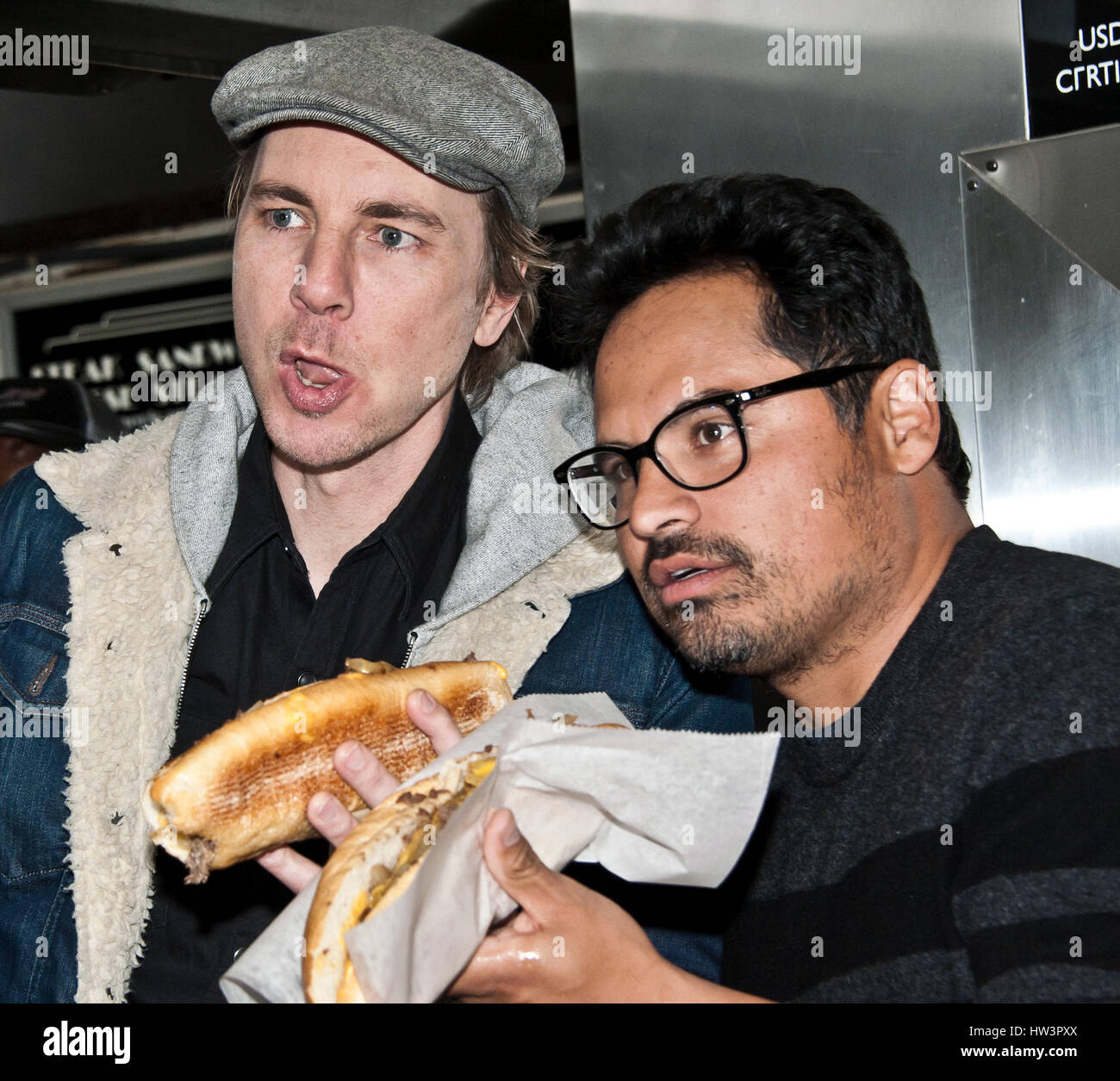 Philadelphia, PA, USA. 3 de marzo de 2017. Actores Dax Shepard y Michael Peña promocionar su nueva película 'chips' en Jim's bistecs. Foto de stock