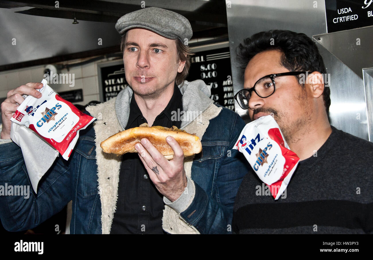 Philadelphia, PA, USA. 3 de marzo de 2017. Actores Dax Shepard y Michael Peña promocionar su nueva película 'chips' en Jim's bistecs. Foto de stock