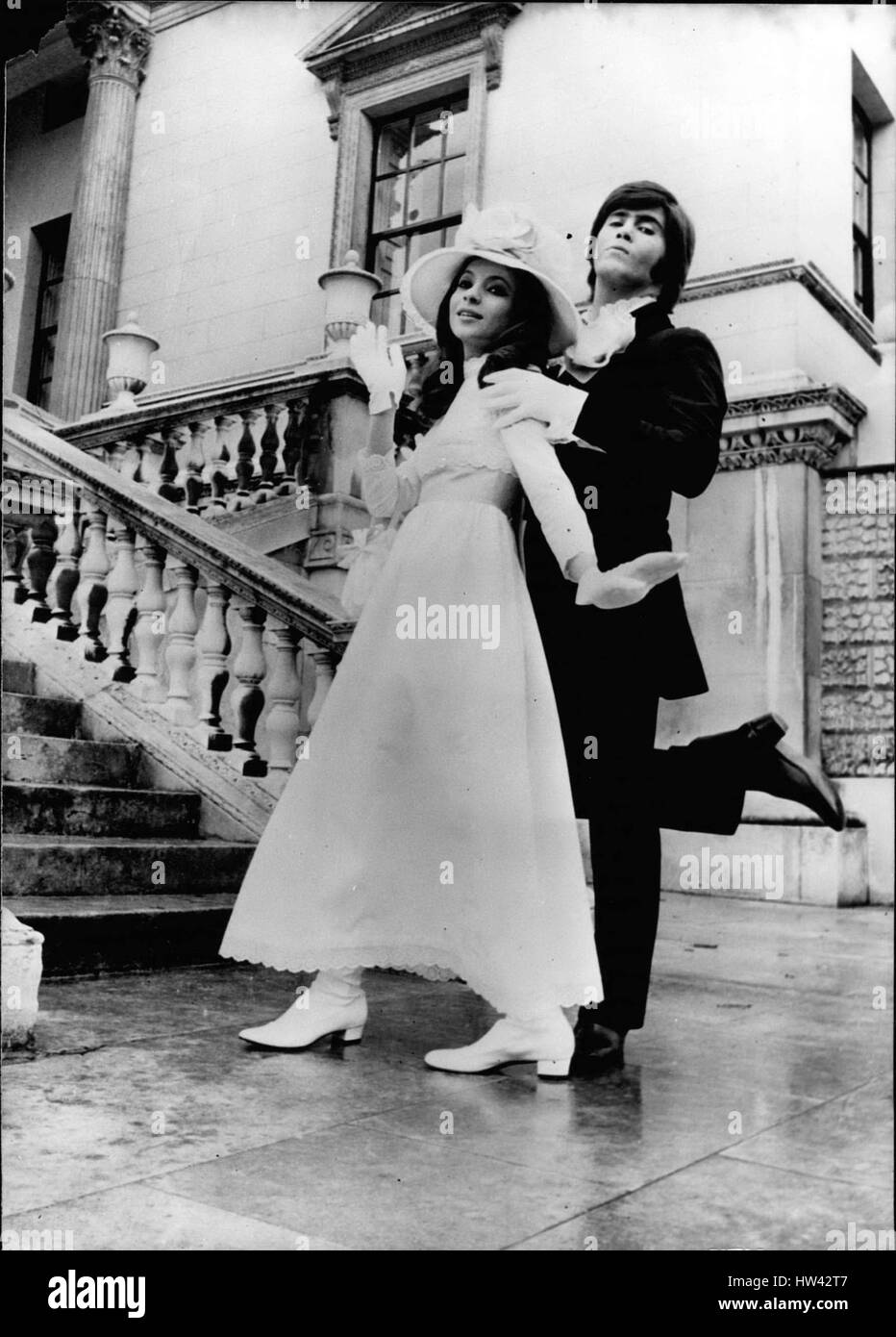 Agosto 27, 1968 - Esther y Abi Ofarim mostrar el lado romántico de su nuevo  espectáculo, la producción de 45 minutos titulado ''Cenicienta Rockafella,  '' que será retransmitido en color para la