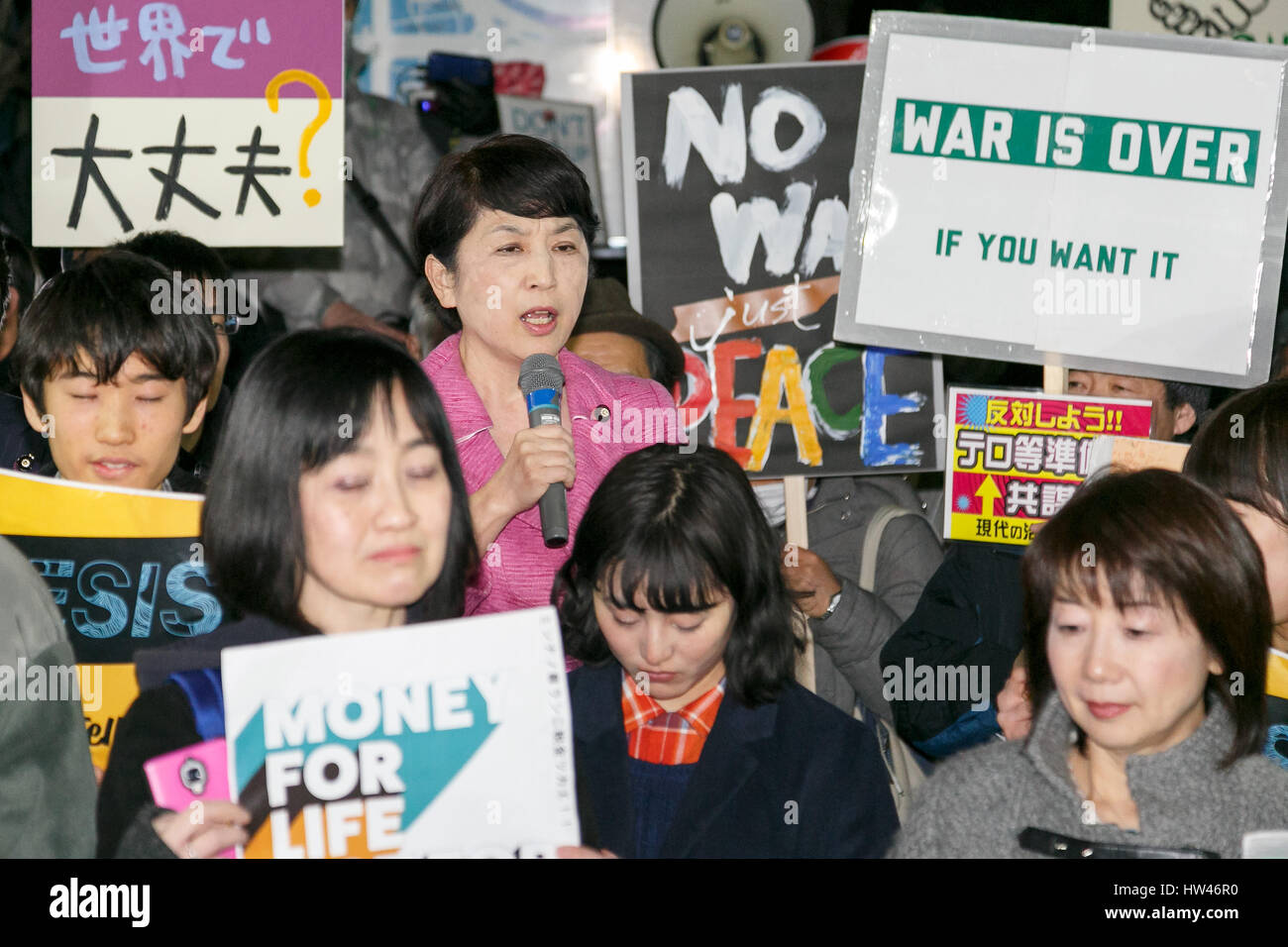 Tokio, Japón. 17 Mar, 2017. Político japonés Mizuho Fukushima (C) pronuncia un discurso durante una manifestación contra el Primer Ministro Shinzo Abe's políticas en frente del edificio de la Dieta el 17 de marzo de 2017, Tokio, Japón. Los ex miembros de SEALDs (Estudiantes medidas de urgencia para la Democracia Liberal) creó un nuevo grupo llamado ''Mirai sin domesticar Kokyo (pública para el futuro)'' para continuar protestando contra el Primer Ministro Shinzo Abe's polémicas políticas de administración. Crédito: Aflo Co., Ltd.: Crédito Aflo Co., Ltd./Alamy Live News Foto de stock