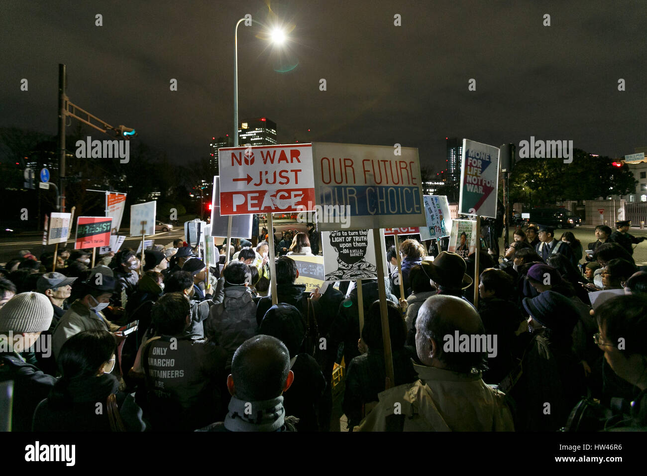 Tokio, Japón. 17 Mar, 2017. Los jóvenes manifestantes participar en una manifestación contra el Primer Ministro Shinzo Abe's políticas en frente del edificio de la Dieta el 17 de marzo de 2017, Tokio, Japón. Los ex miembros de SEALDs (Estudiantes medidas de urgencia para la Democracia Liberal) creó un nuevo grupo llamado ''Mirai sin domesticar Kokyo (pública para el futuro)'' para continuar protestando contra el Primer Ministro Shinzo Abe's polémicas políticas de administración. Crédito: Aflo Co., Ltd.: Crédito Aflo Co., Ltd./Alamy Live News Foto de stock