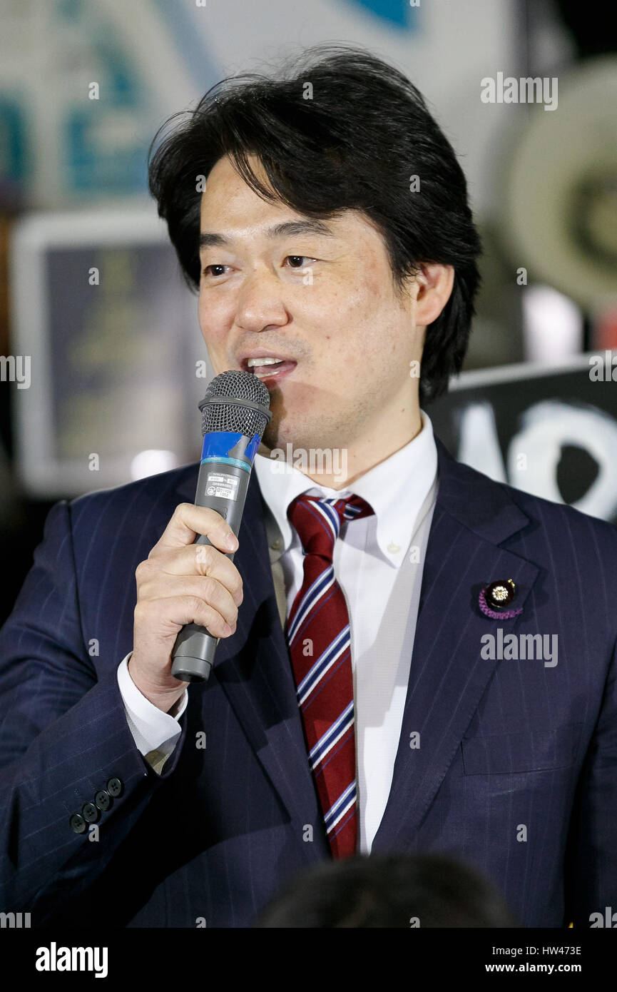 Tokio, Japón. 17 Mar, 2017. Político japonés Hiroyuki Konishi pronuncia un discurso durante una manifestación contra el Primer Ministro Shinzo Abe's políticas en frente del edificio de la Dieta el 17 de marzo de 2017, Tokio, Japón. Los ex miembros de SEALDs (Estudiantes medidas de urgencia para la Democracia Liberal) creó un nuevo grupo llamado ''Mirai sin domesticar Kokyo (pública para el futuro)'' para continuar protestando contra el Primer Ministro Shinzo Abe's polémicas políticas de administración. Crédito: Aflo Co., Ltd./Alamy Live News Foto de stock