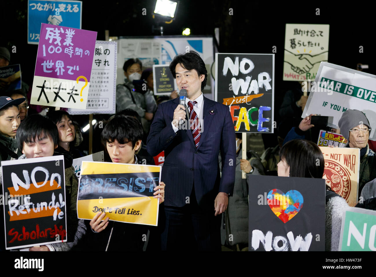 Tokio, Japón. 17 Mar, 2017. Político japonés Hiroyuki Konishi (C) pronuncia un discurso durante una manifestación contra el Primer Ministro Shinzo Abe's políticas en frente del edificio de la Dieta el 17 de marzo de 2017, Tokio, Japón. Los ex miembros de SEALDs (Estudiantes medidas de urgencia para la Democracia Liberal) creó un nuevo grupo llamado ''Mirai sin domesticar Kokyo (pública para el futuro)'' para continuar protestando contra el Primer Ministro Shinzo Abe's polémicas políticas de administración. Crédito: Aflo Co., Ltd./Alamy Live News Foto de stock