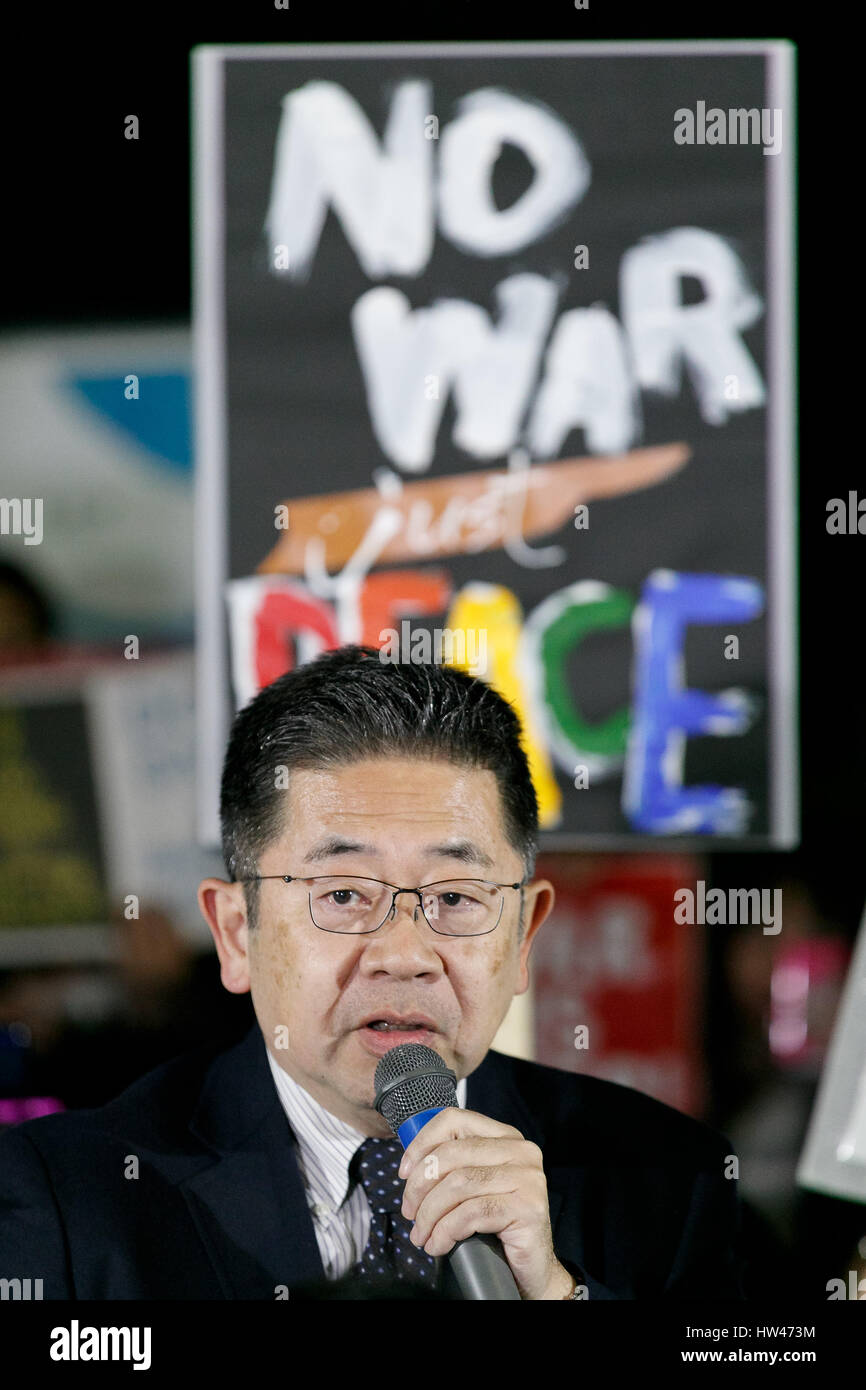Tokio, Japón. 17 Mar, 2017. Político japonés Akira Koike pronuncia un discurso durante una manifestación contra el Primer Ministro Shinzo Abe's políticas en frente del edificio de la Dieta el 17 de marzo de 2017, Tokio, Japón. Los ex miembros de SEALDs (Estudiantes medidas de urgencia para la Democracia Liberal) creó un nuevo grupo llamado ''Mirai sin domesticar Kokyo (pública para el futuro)'' para continuar protestando contra el Primer Ministro Shinzo Abe's polémicas políticas de administración. Crédito: Aflo Co., Ltd./Alamy Live News Foto de stock
