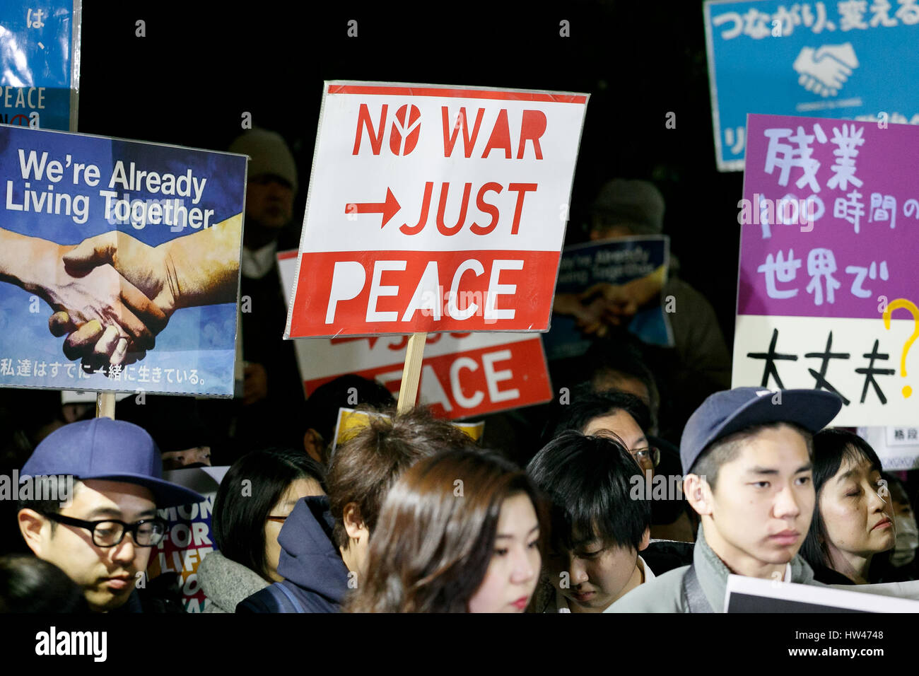 Tokio, Japón. 17 Mar, 2017. Los jóvenes manifestantes participar en una manifestación contra el Primer Ministro Shinzo Abe's políticas en frente del edificio de la Dieta el 17 de marzo de 2017, Tokio, Japón. Los ex miembros de SEALDs (Estudiantes medidas de urgencia para la Democracia Liberal) creó un nuevo grupo llamado ''Mirai sin domesticar Kokyo (pública para el futuro)'' para continuar protestando contra el Primer Ministro Shinzo Abe's polémicas políticas de administración. Crédito: Aflo Co., Ltd./Alamy Live News Foto de stock