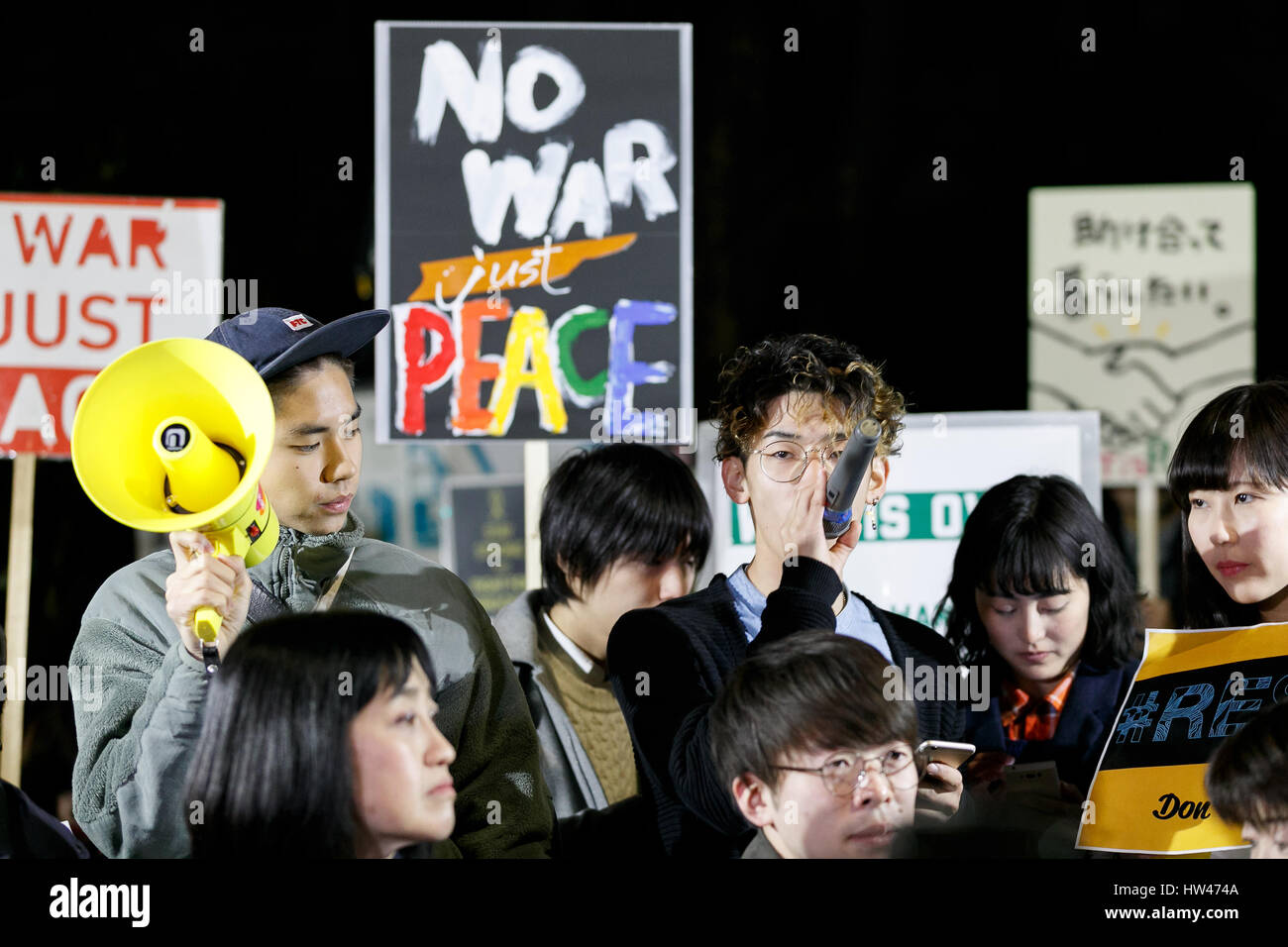 Tokio, Japón. 17 Mar, 2017. Los jóvenes manifestantes participar en una manifestación contra el Primer Ministro Shinzo Abe's políticas en frente del edificio de la Dieta el 17 de marzo de 2017, Tokio, Japón. Los ex miembros de SEALDs (Estudiantes medidas de urgencia para la Democracia Liberal) creó un nuevo grupo llamado ''Mirai sin domesticar Kokyo (pública para el futuro)'' para continuar protestando contra el Primer Ministro Shinzo Abe's polémicas políticas de administración. Crédito: Aflo Co., Ltd./Alamy Live News Foto de stock