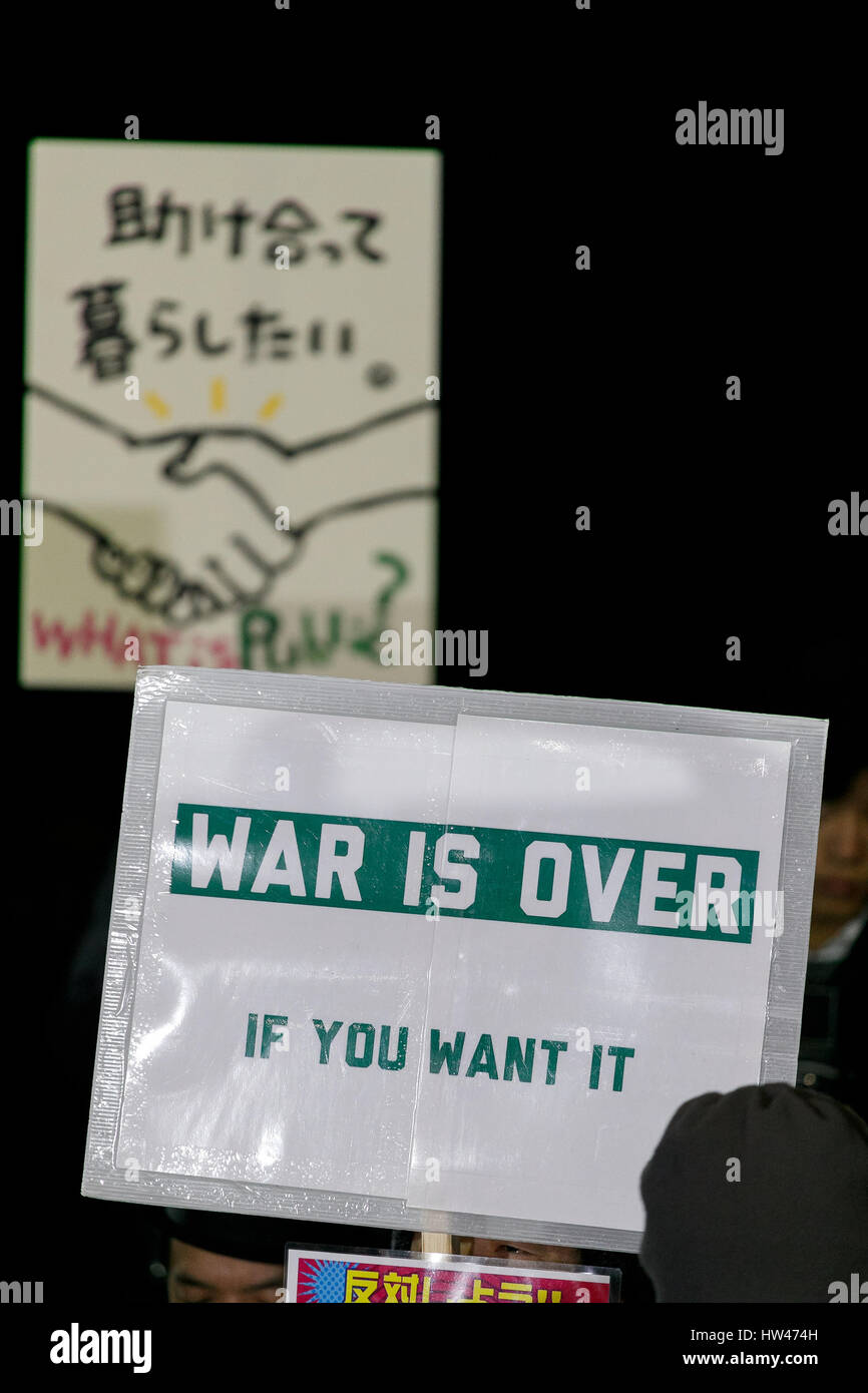 Tokio, Japón. 17 Mar, 2017. Los jóvenes manifestantes participar en una manifestación contra el Primer Ministro Shinzo Abe's políticas en frente del edificio de la Dieta el 17 de marzo de 2017, Tokio, Japón. Los ex miembros de SEALDs (Estudiantes medidas de urgencia para la Democracia Liberal) creó un nuevo grupo llamado ''Mirai sin domesticar Kokyo (pública para el futuro)'' para continuar protestando contra el Primer Ministro Shinzo Abe's polémicas políticas de administración. Crédito: Aflo Co., Ltd./Alamy Live News Foto de stock