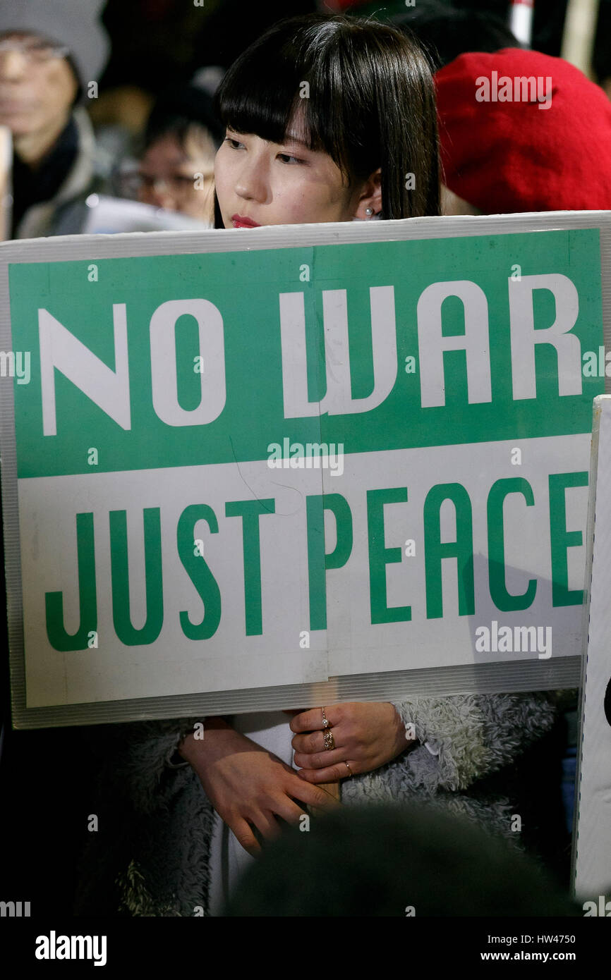Tokio, Japón. 17 Mar, 2017. Un joven manifestante sostiene una pancarta durante una manifestación contra el Primer Ministro Shinzo Abe's políticas en frente del edificio de la Dieta el 17 de marzo de 2017, Tokio, Japón. Los ex miembros de SEALDs (Estudiantes medidas de urgencia para la Democracia Liberal) creó un nuevo grupo llamado ''Mirai sin domesticar Kokyo (pública para el futuro)'' para continuar protestando contra el Primer Ministro Shinzo Abe's polémicas políticas de administración. Crédito: Aflo Co., Ltd./Alamy Live News Foto de stock