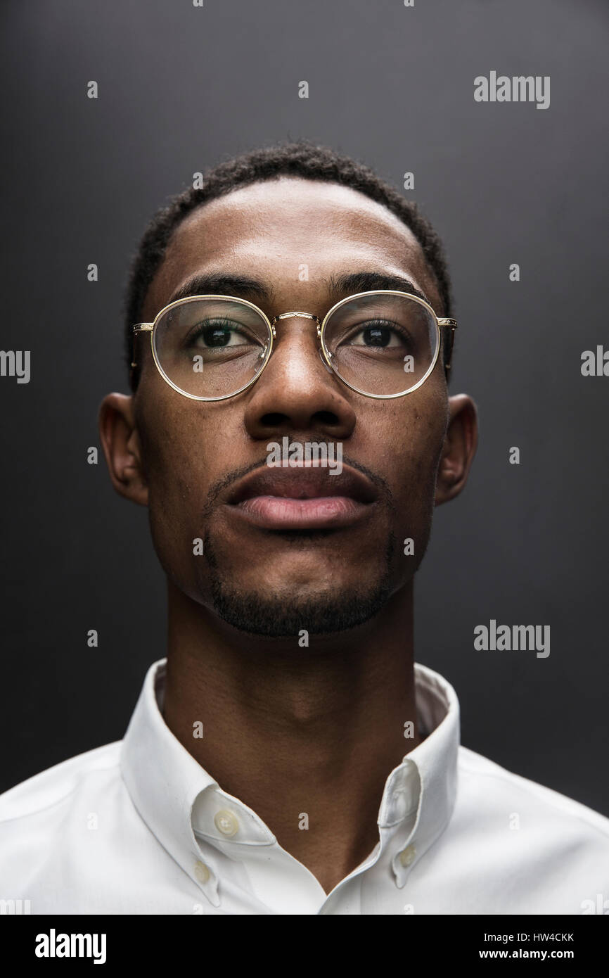 Retrato del hombre negro seria llevar gafas. Foto de stock