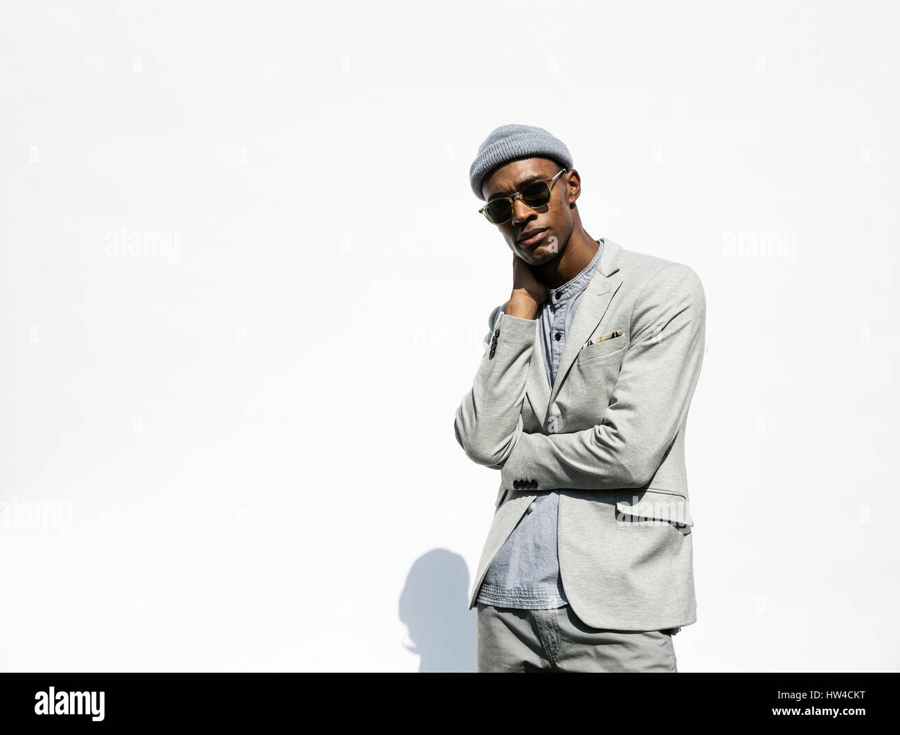 Retrato de pensativo hombre negro con gafas de sol Foto de stock