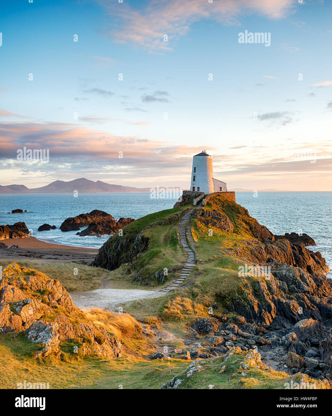 La impresionantemente bella Llanddwyn en la costa de la isla de Anglesey en el norte del País de Gales Foto de stock
