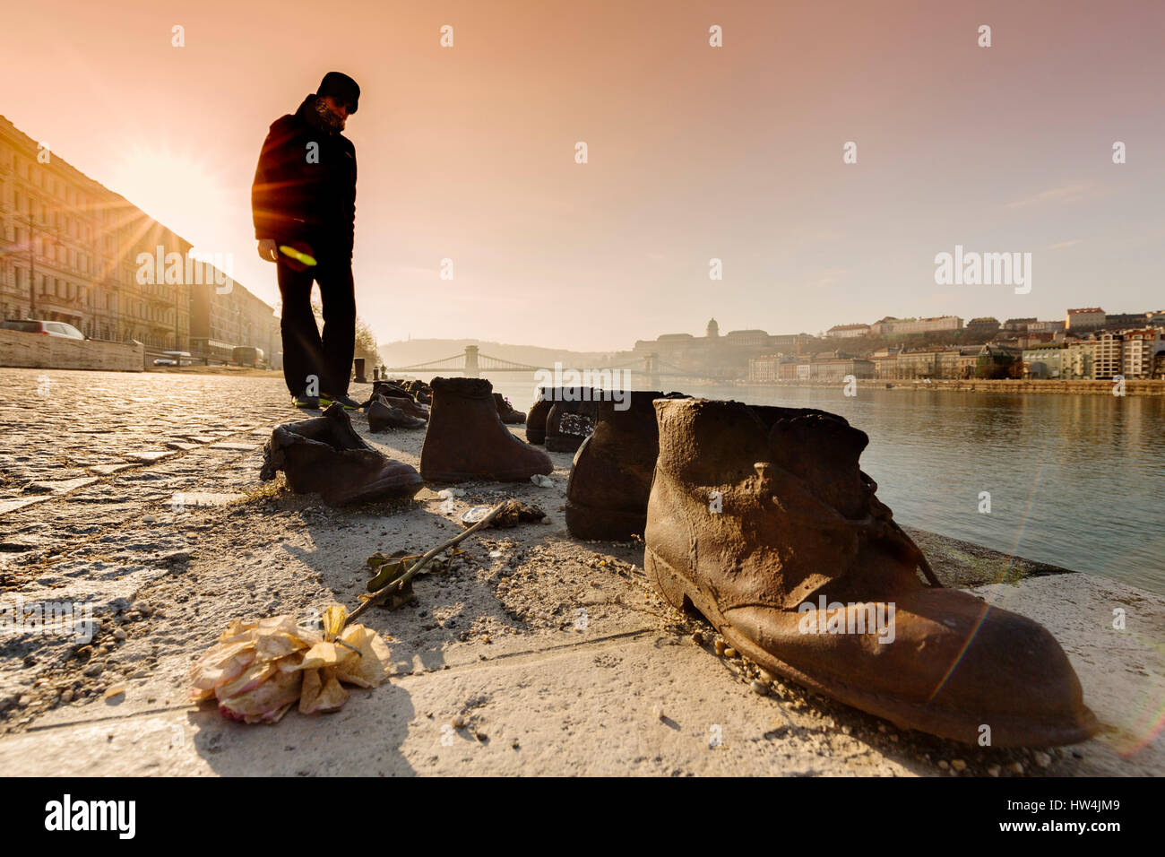 Monumento de los zapatos en el Paseo de la orilla del Danubio. Creado por  Gyula Pauer y puede Togay. Honra a los judíos que fueron asesinados por los  fascistas Cruz Flecha mili