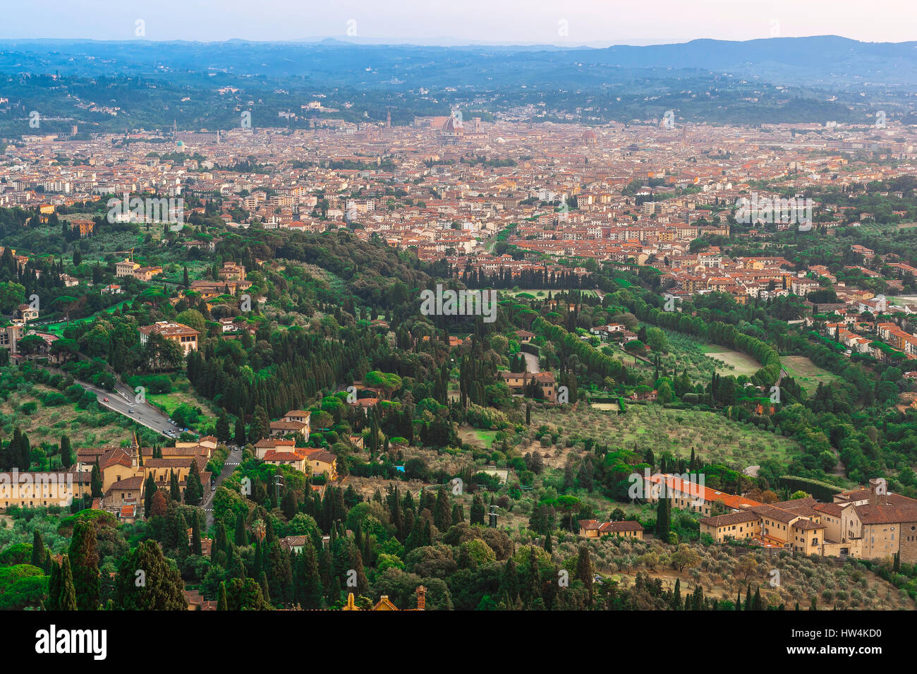 Colinas de Florencia Toscana, Florencia, rodeado por la campiña Toscana visto desde las colinas al norte de la ciudad, Firenze, Toscana, Italia, Europa. Foto de stock