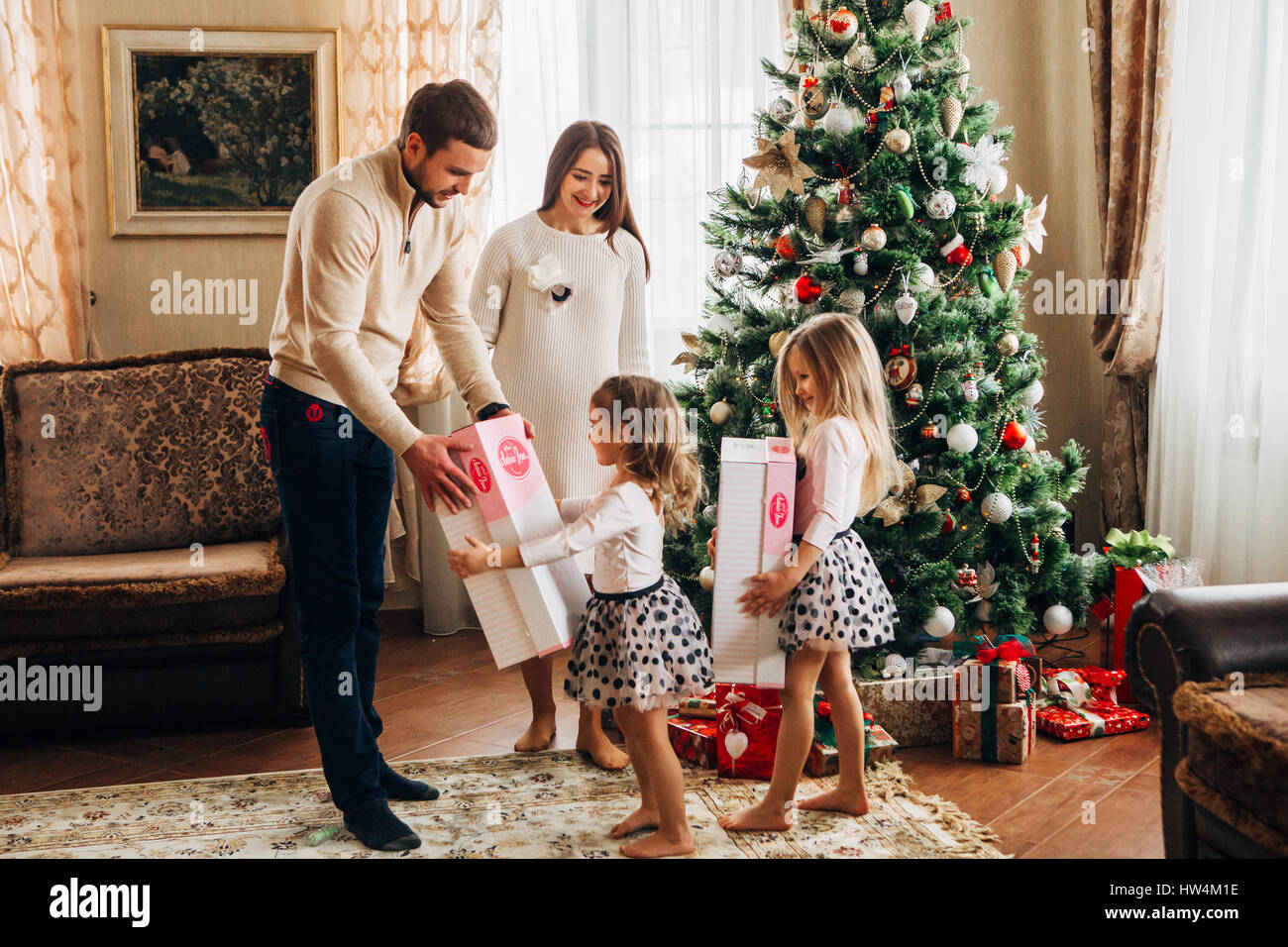 Sorprendido familia abrió los regalos de Navidad Foto de stock