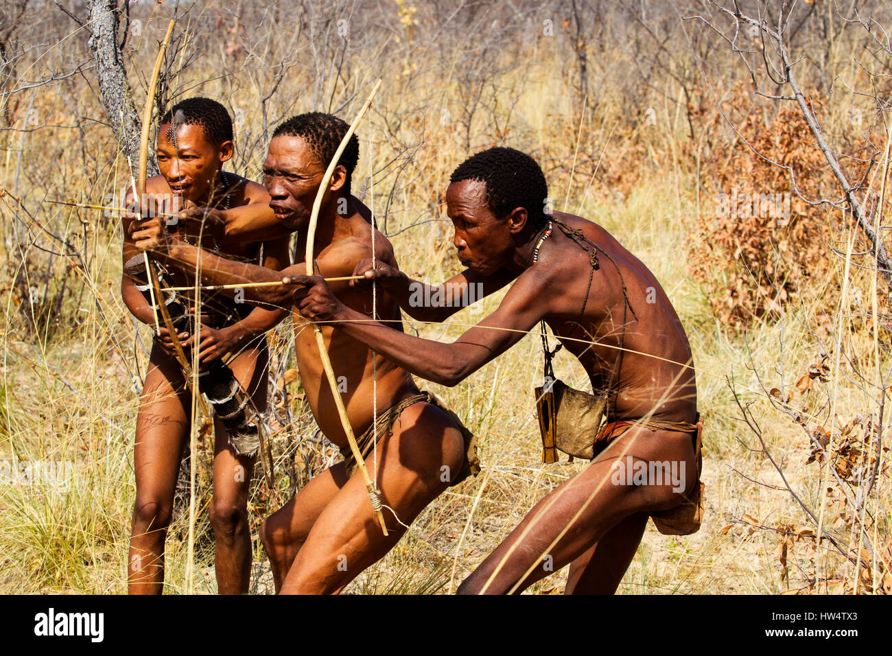 bosquimanos-personas-simulando-un-cazar-con-arco-y-flecha-a-grashoek-norte-de-namibia-hw4tx3.jpg