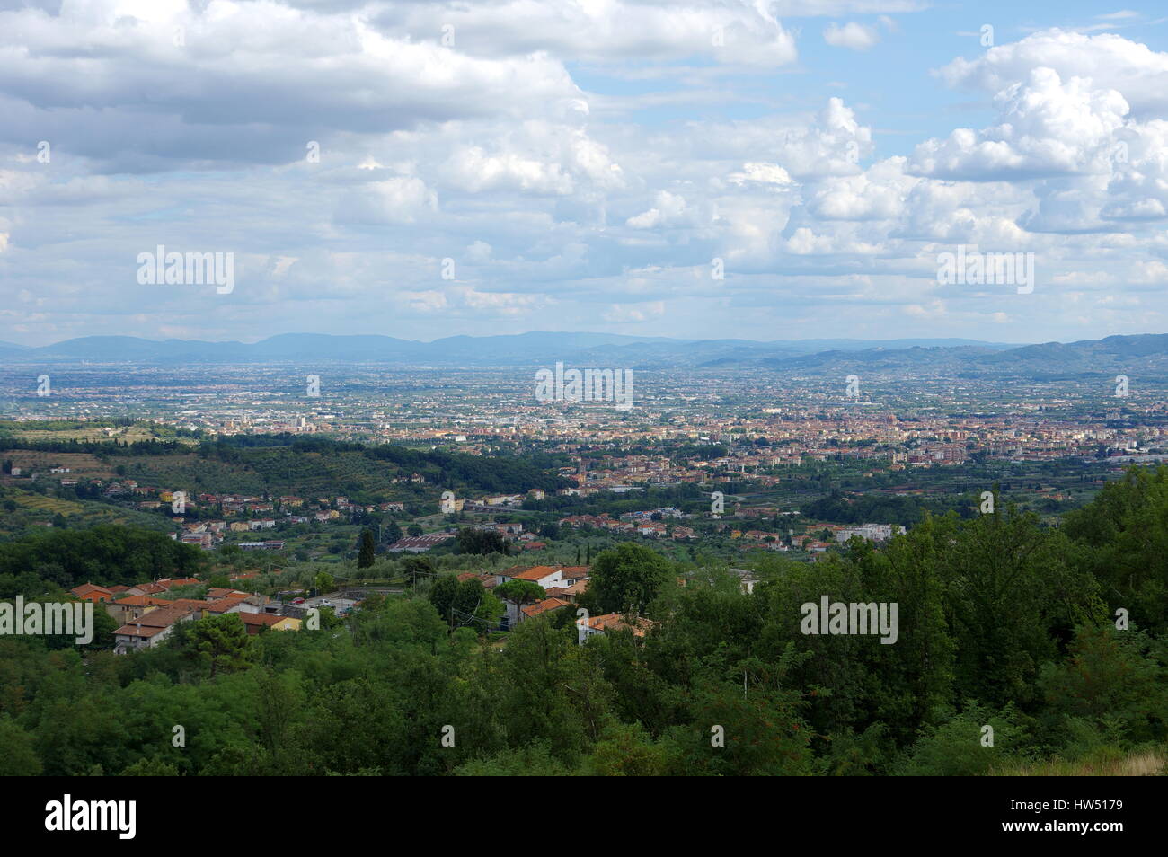 Pistoia (Capital de la cultura italiana 2017) skyline paisaje urbano bajo un hermoso cielo - paisaje de montaña vista panorámica y cloudscape - Toscana, Italia Foto de stock