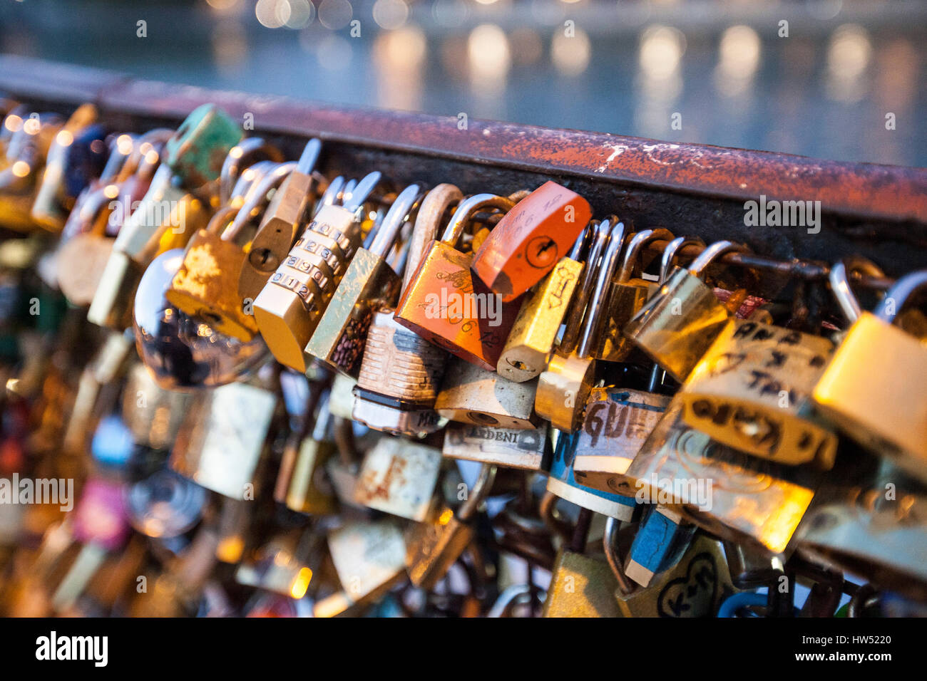 Bloqueos de amor sobre un puente en París, la ciudad del amor. Es un candado que suele bloquear un puente para simbolizar el amor de la pareja. Desgaste de los bloqueos Foto de stock