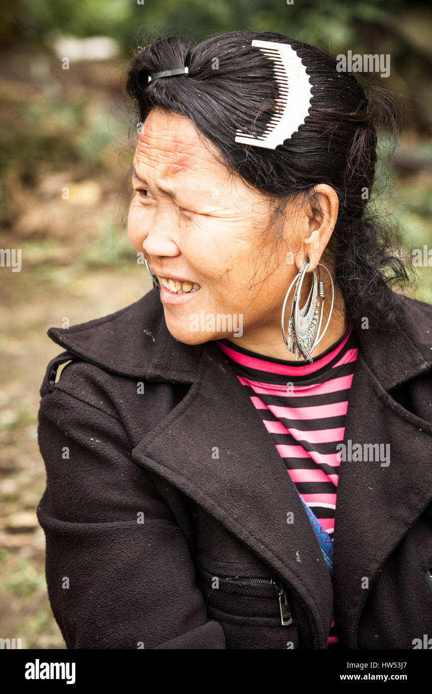 Lao Cai, SAPA, Vietnam - 5 de mayo de 2014: el retrato de mujer sentada Hmong tribales en la carretera el 05 de mayo de 2014 en SAPA, Vietnam del Norte. Foto de stock