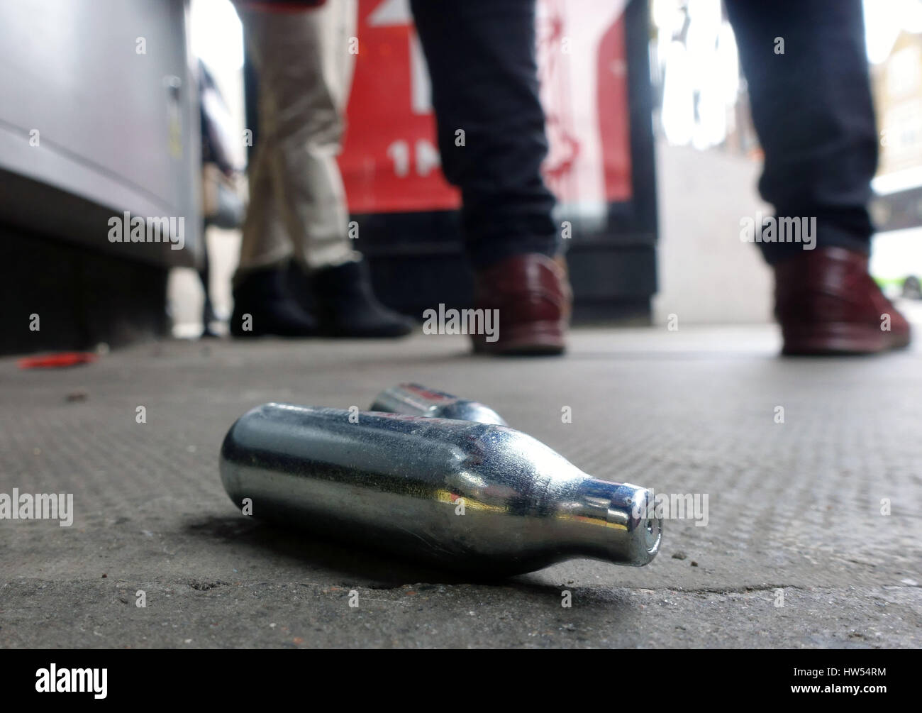 Descartan botes de óxido nitroso (gas hilarante) en Londres pavimento Foto de stock