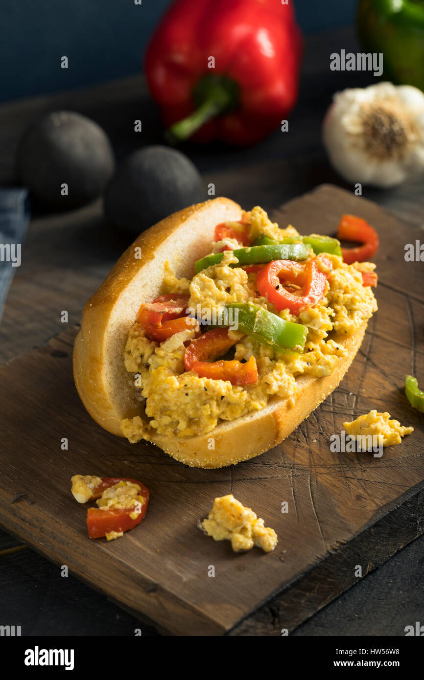 Pimienta casero y sandwich de huevo en un rollo para la Cuaresma Foto de stock