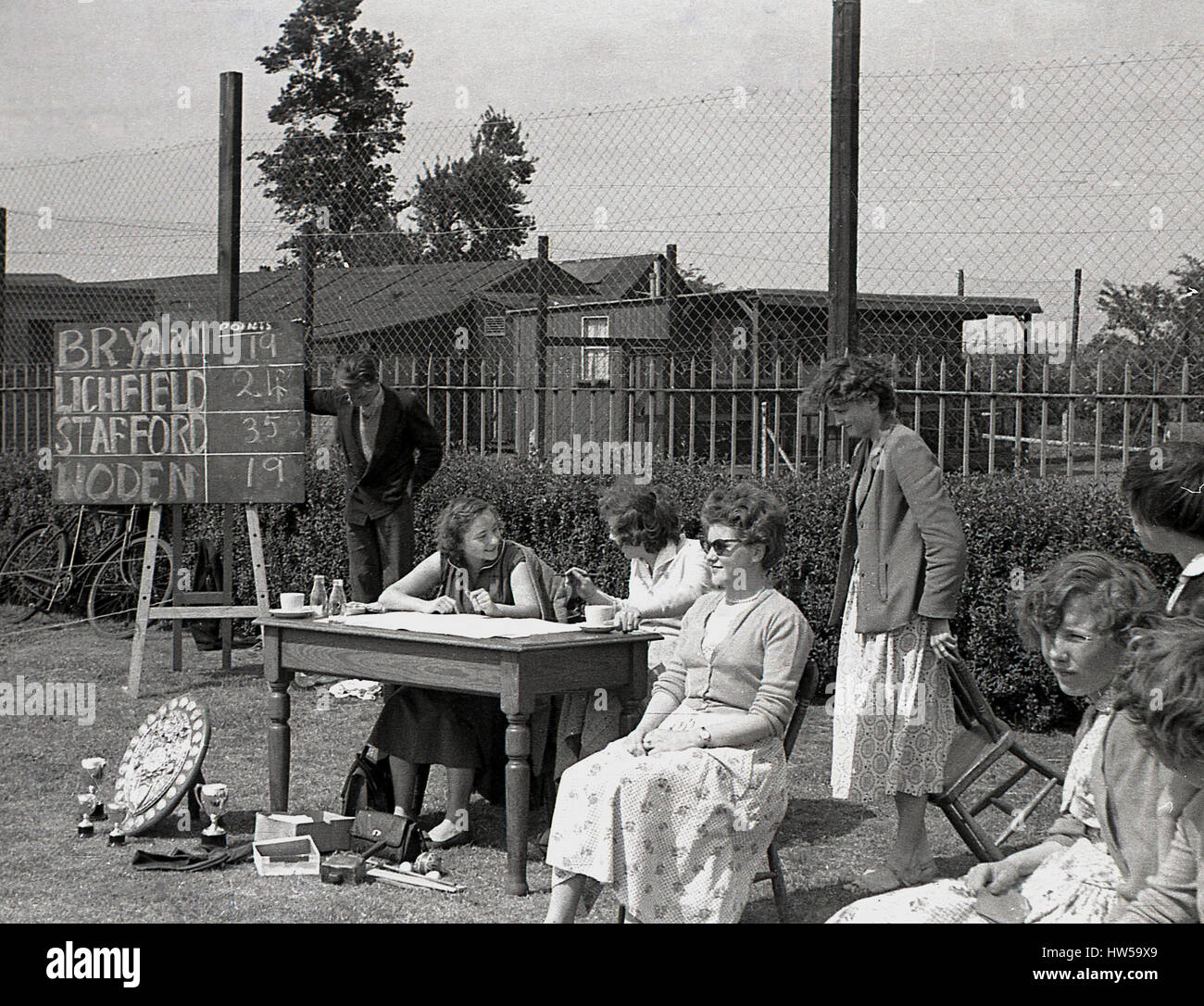 1940, profesores hombre la tabla de resultados en una jornada deportiva escolar, Inglaterra. Foto de stock