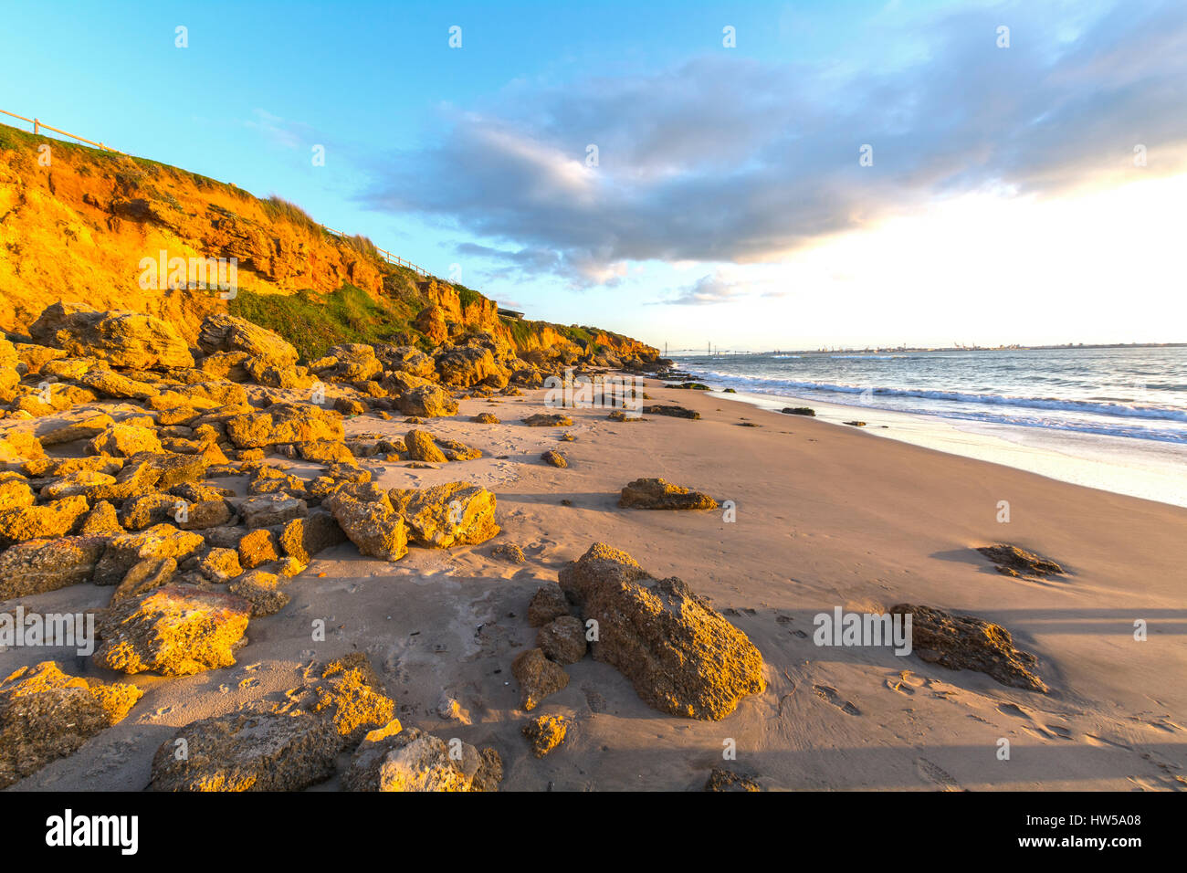 Paisaje de playa rocosa al atardecer, el buzo playa de Vistahermosa, el  Puerto de Santa Maria, Cádiz, España Fotografía de stock - Alamy
