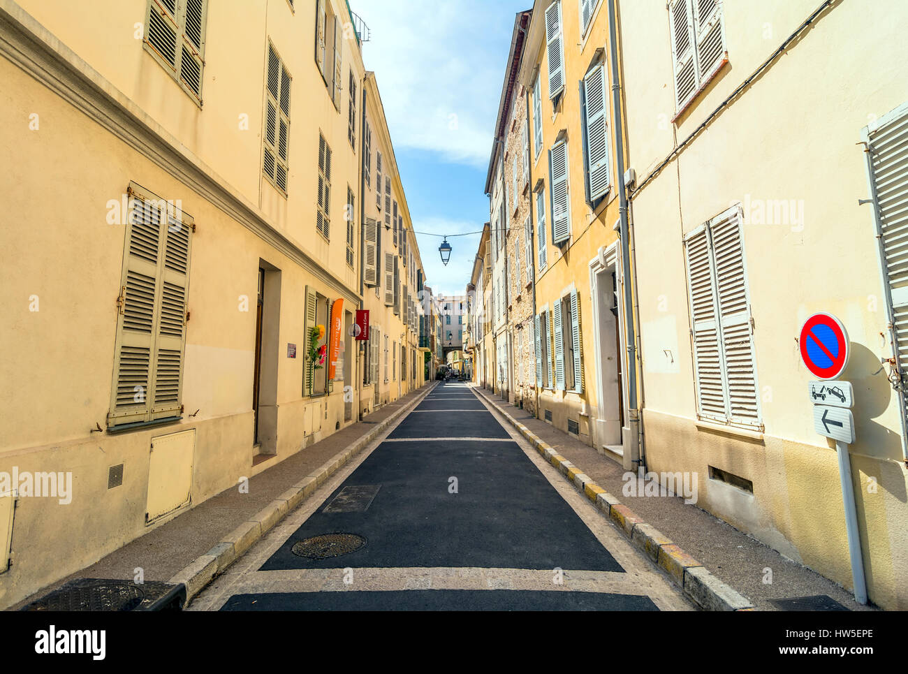 Ver día de la Rue du Dr Rostan calle de Antibes, Foto de stock