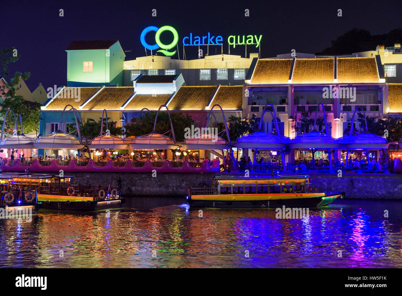 Clarke Quay recinto al aire libre por la noche de concurridos cafés y restaurantes a lo largo de la orilla del río, Clarke Quay, Singapur Foto de stock