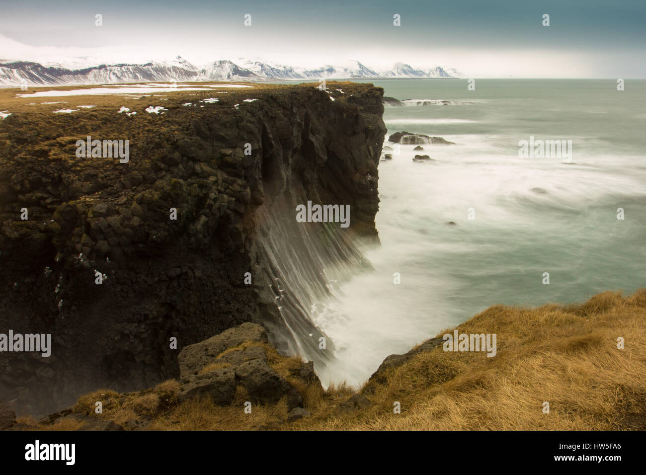 Olas rompiendo en los acantilados de Londrangar, Snaefellsnes, Islandia Foto de stock