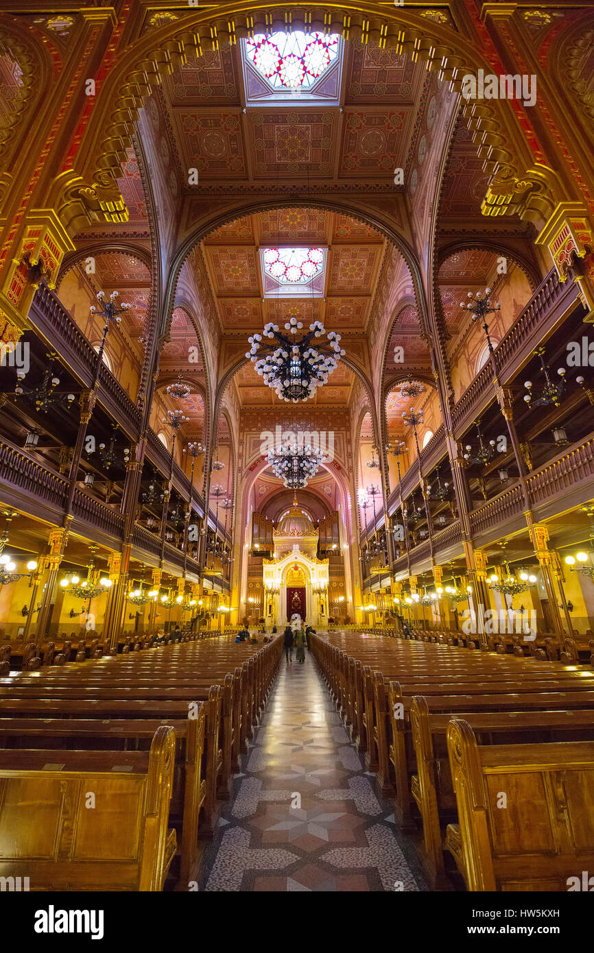 Interior de la calle Dohány o Gran Sinagoga Judía nagy zsinagóga. La segunda sinagoga más grande en el mundo construido en estilo Renacimiento Moro. Buda. Foto de stock