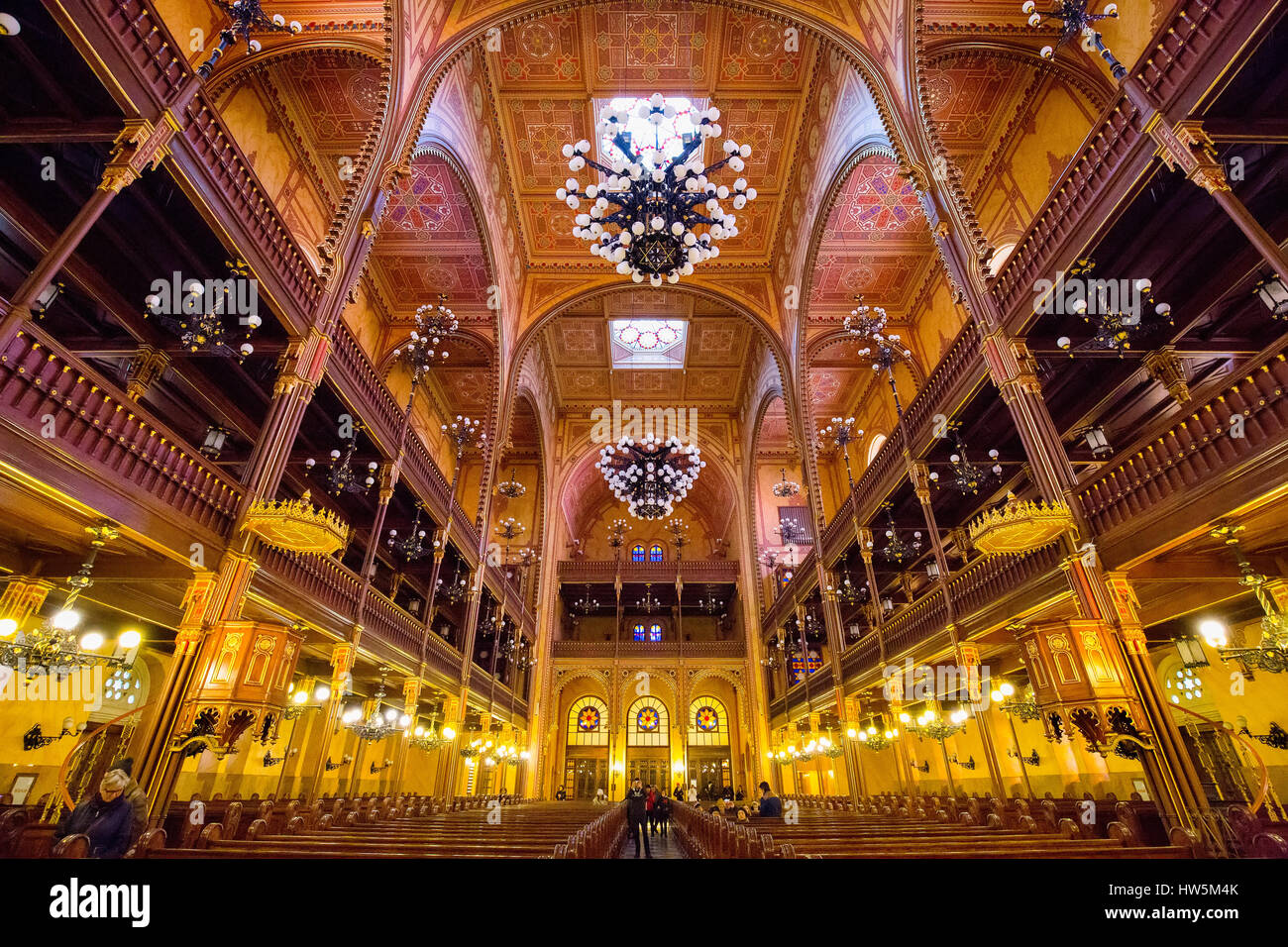 Interior de la calle Dohány o Gran Sinagoga Judía nagy zsinagóga. La
