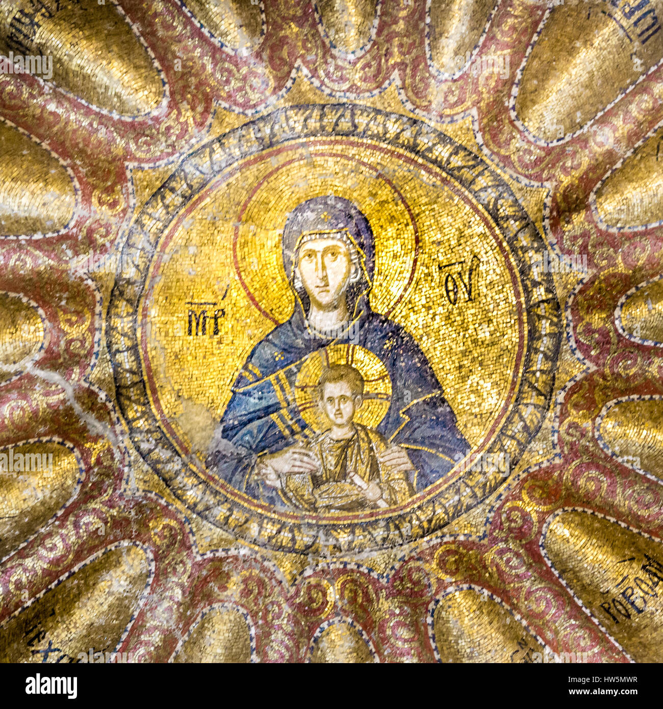 Virgen y el Niño Jesús. La Madre de Dios. Mosaico de la Iglesia de Chora, Estambul, 11 de oct de 2013, la Virgen de la Blachernitissa dentro de una mandorla Foto de stock