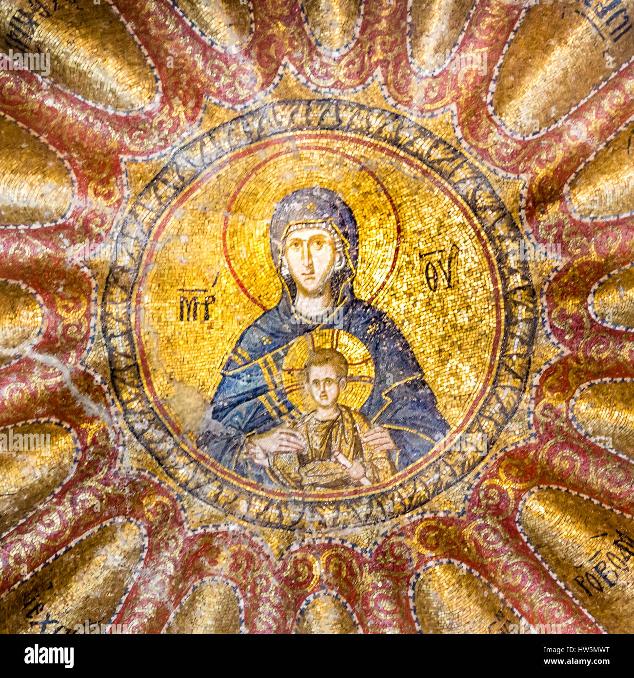 Virgen y el Niño Jesús. La Madre de Dios. Mosaico de la Iglesia de Chora, Estambul, 11 de oct de 2013, la Virgen de la Blachernitissa dentro de una mandorla Foto de stock