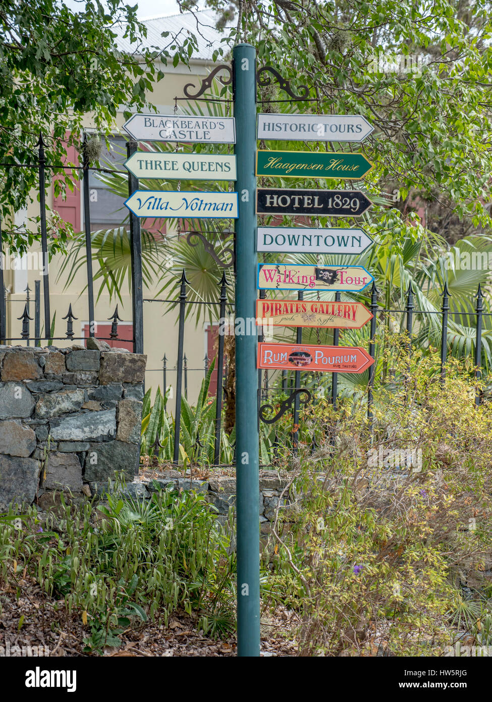 Cartel con indicaciones de las atracciones turísticas más populares de Charlotte Amalie, St Thomas, Islas Vírgenes de EE.UU. Foto de stock
