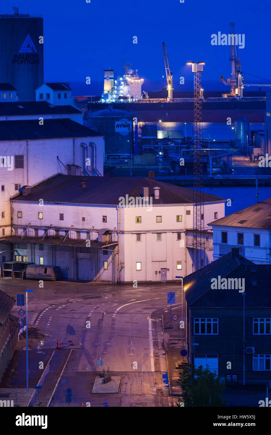 Dinamarca, Jutlandia, Aarhus, elevada con vistas a la ciudad hacia el puerto por la noche Foto de stock