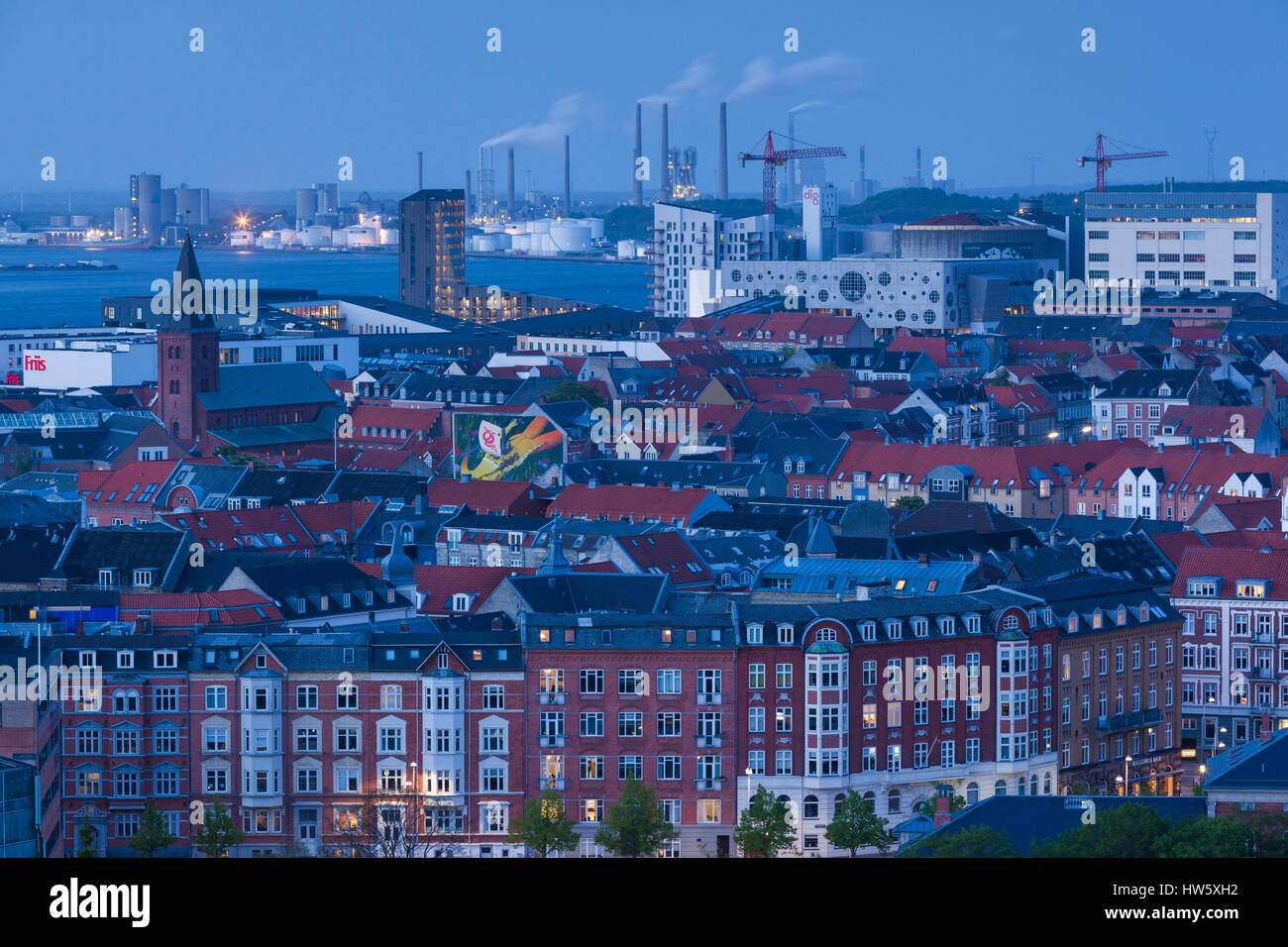 Dinamarca, Jutlandia, Aalborg, elevada con vistas a la ciudad desde el sur, por la tarde Foto de stock
