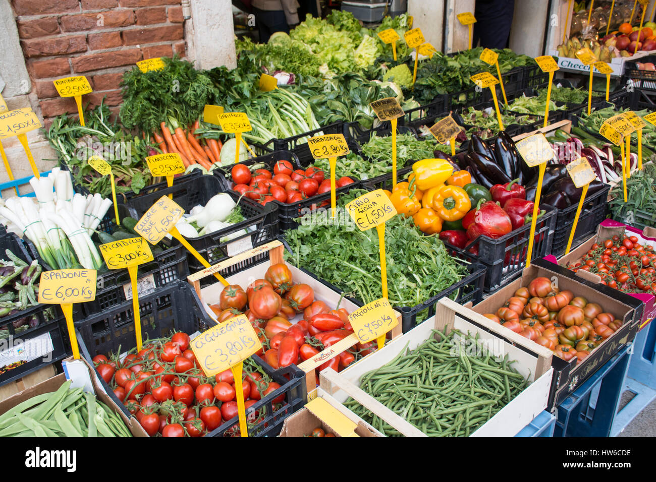 Verduras en venta en un puesto en el mercado, Venecia, Italia Foto de stock