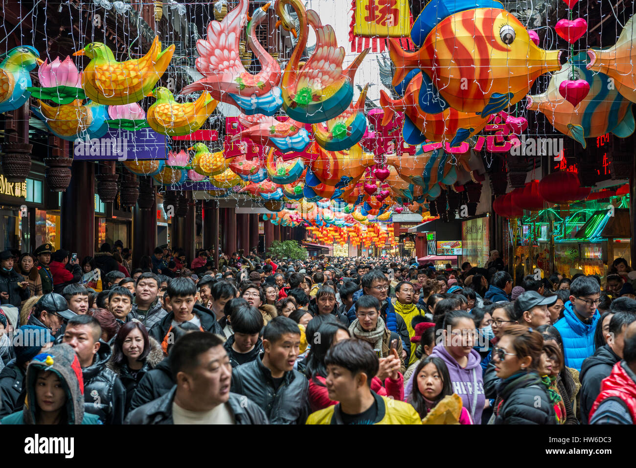 Multitudes de personas durante el Año Nuevo Chino, el centro histórico, Shanghai, China Foto de stock