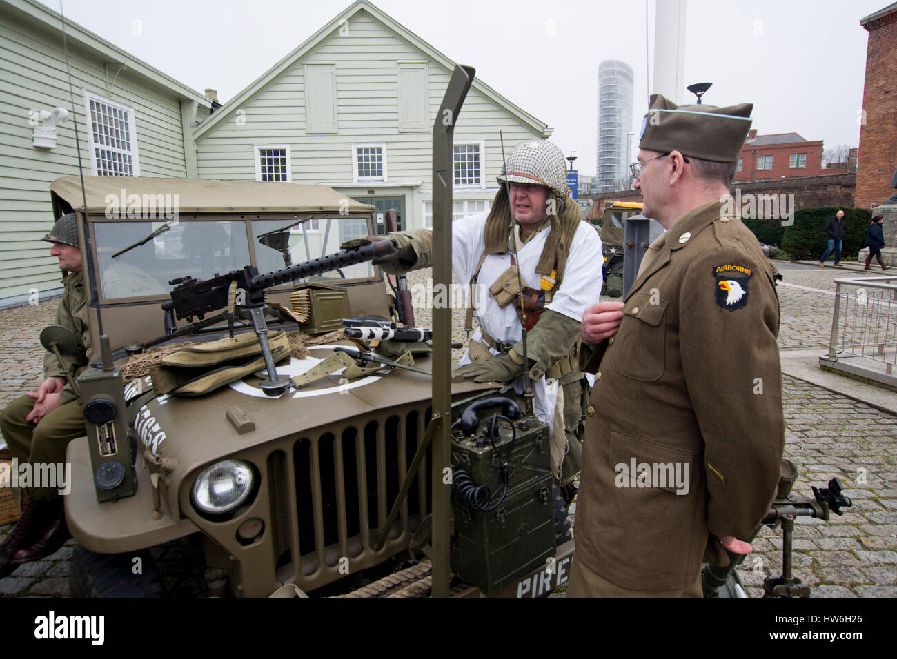 Jeep americano y ww2 soldados uniformados stand hablando a la recreación de eventos militares Foto de stock