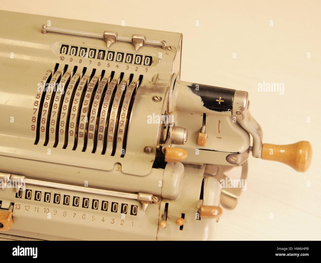 Muchos ceros en la pantalla de un viejo mecánico calculadora de sobremesa  con deslizadores y manivela, Melbourne 2015 Fotografía de stock - Alamy