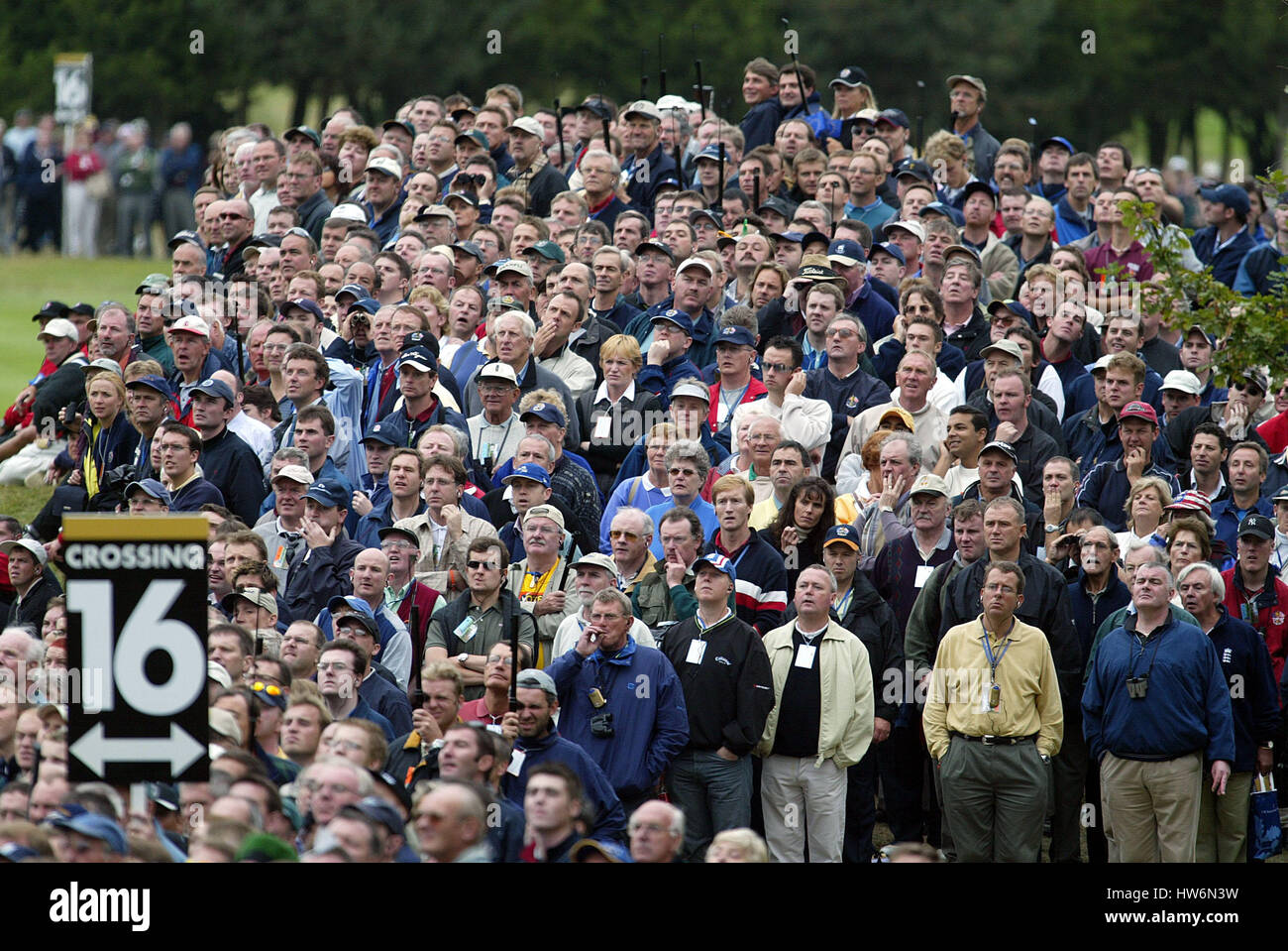 Los espectadores en el campanario de la Ryder Cup 02 16º orificio el campanario de Sutton Coldfield Birmingham, Inglaterra, 27 de septiembre de 2002 Foto de stock