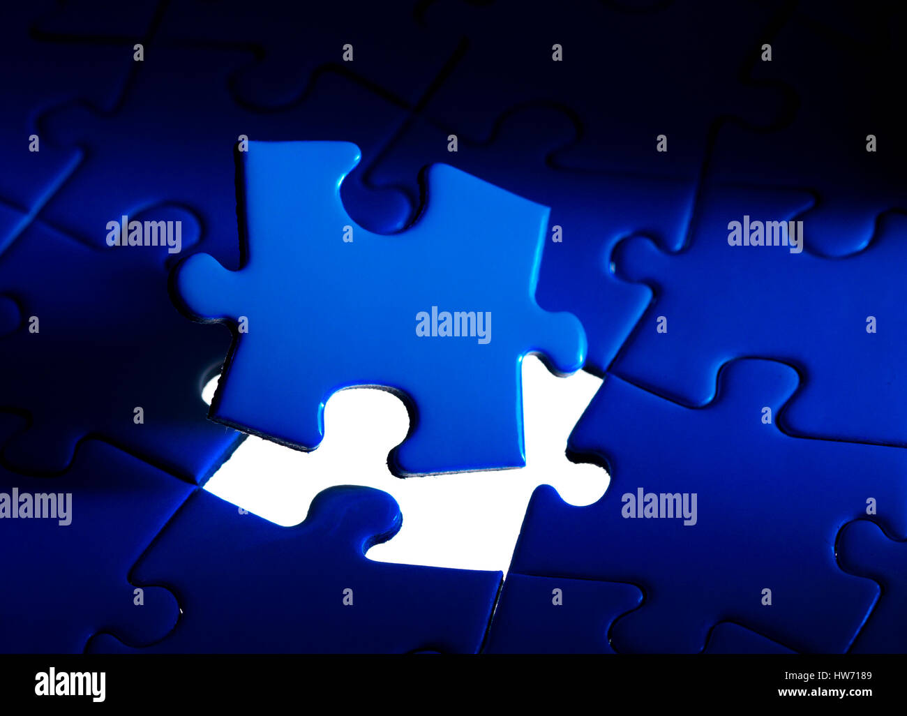 Jigsaw trozos con un fondo blanco. Foto de stock